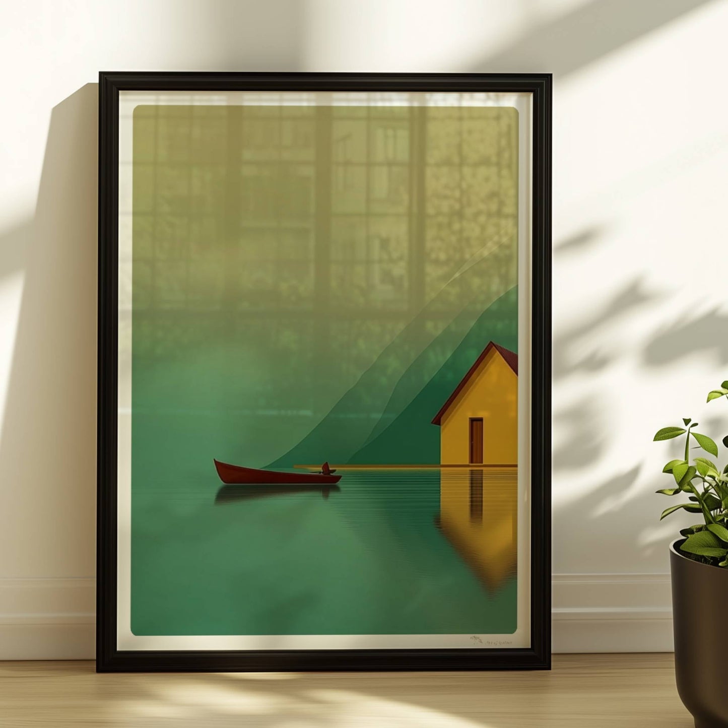 Gelbes Haus am stillen See mit kleinem Fischerboot und Spiegelung vor grünen Bergen im Morgennebel.. Rahmen schwarz 30x40