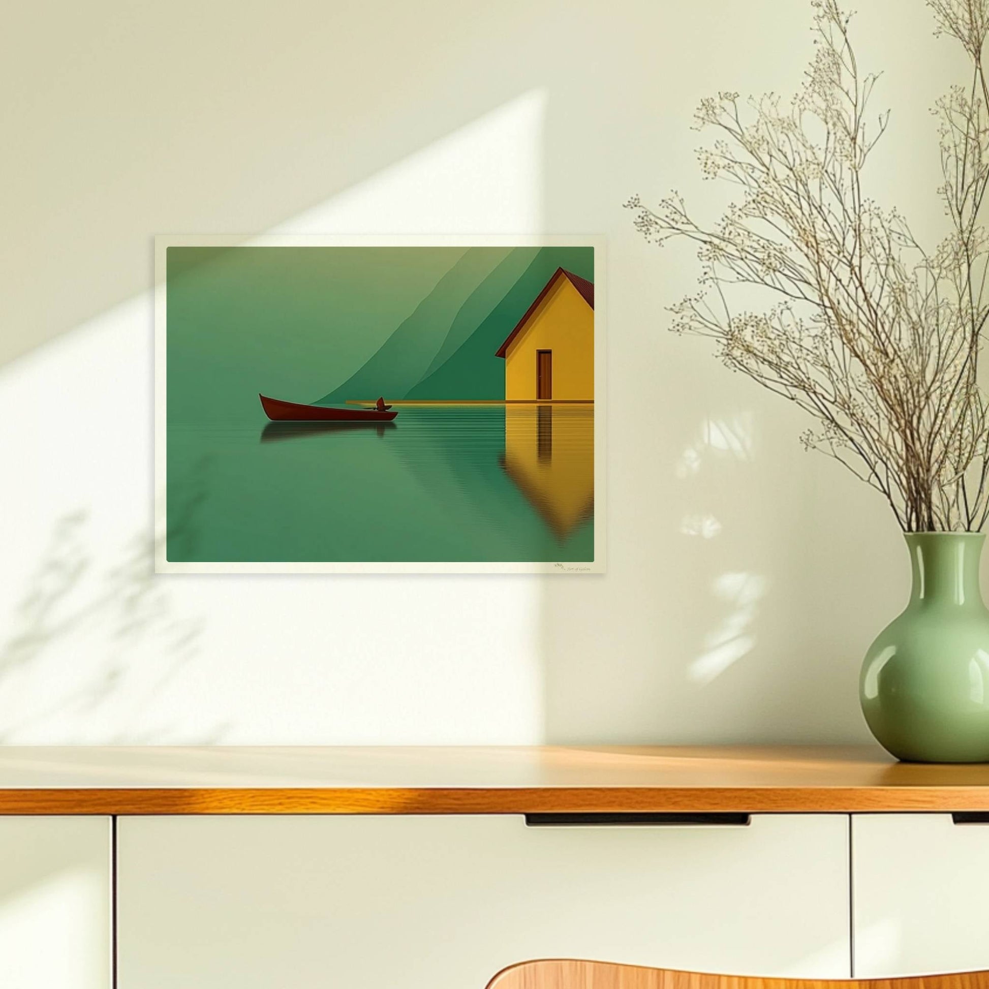 Gelbes Haus am stillen See mit kleinem Fischerboot und Spiegelung vor grünen Bergen im Morgennebel.. Ohne Rahmen 40x30