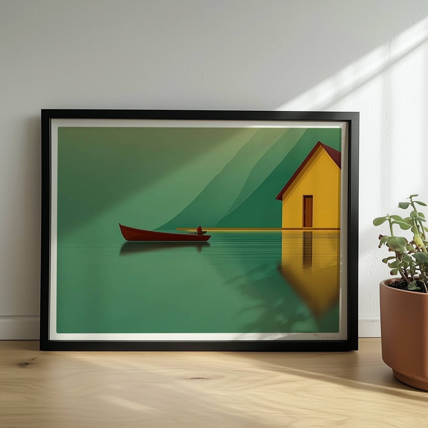 Gelbes Haus am stillen See mit kleinem Fischerboot und Spiegelung vor grünen Bergen im Morgennebel.. Rahmen schwarz 40x30