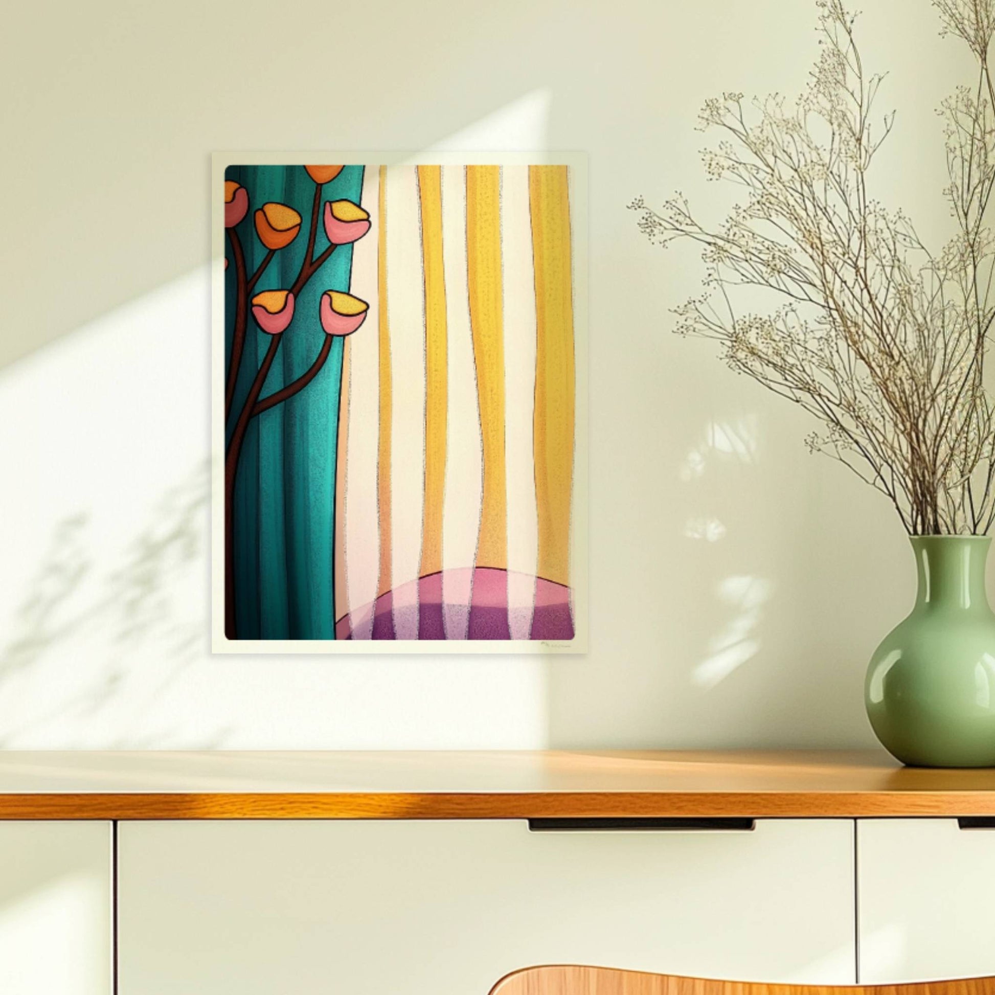 Verspielte Blumen in Gelb und Rosa vor gestreifter Gardine in Türkis und Sonnengelb, abstrakter Innenraum.. Ohne Rahmen 30x40