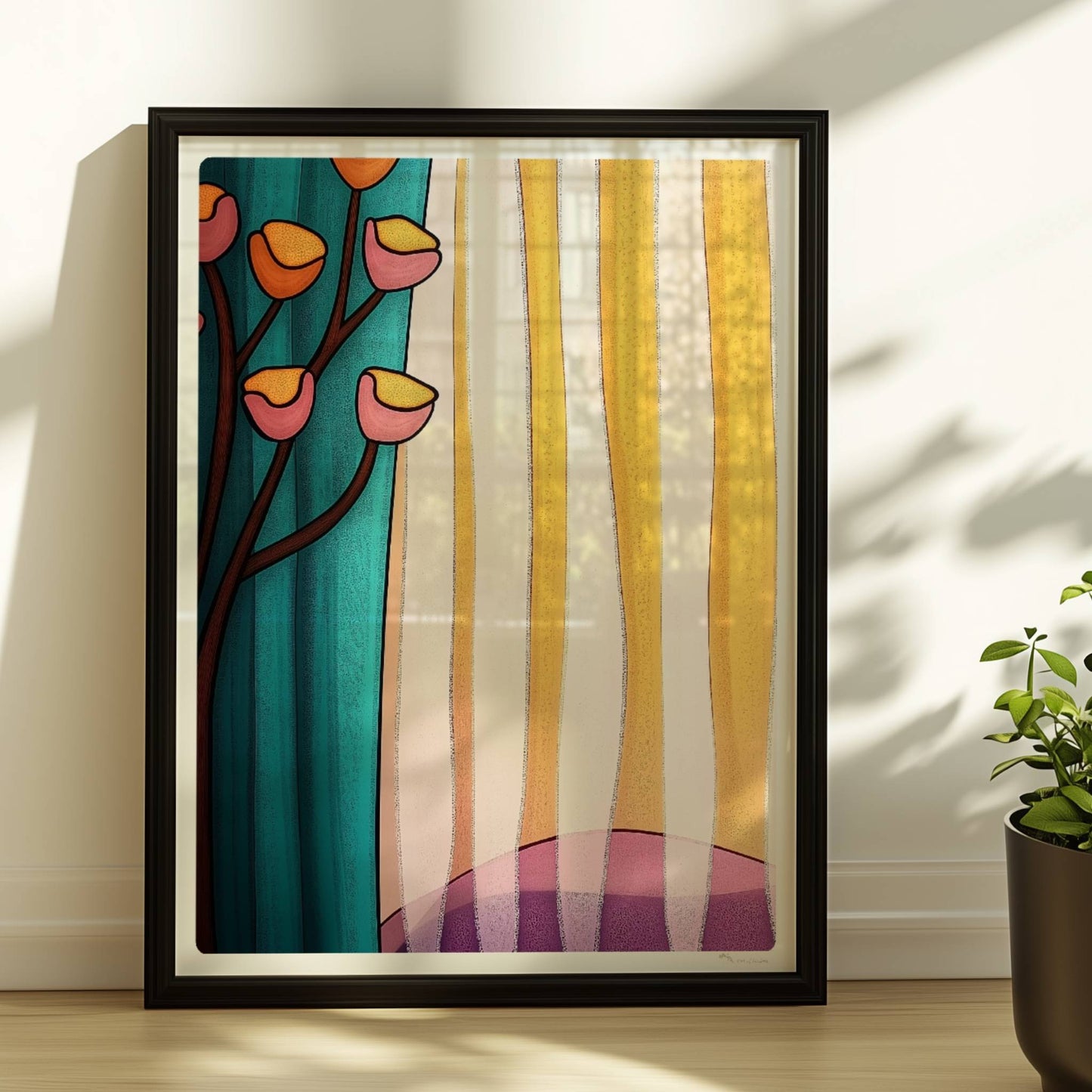 Verspielte Blumen in Gelb und Rosa vor gestreifter Gardine in Türkis und Sonnengelb, abstrakter Innenraum.. Rahmen schwarz 30x40