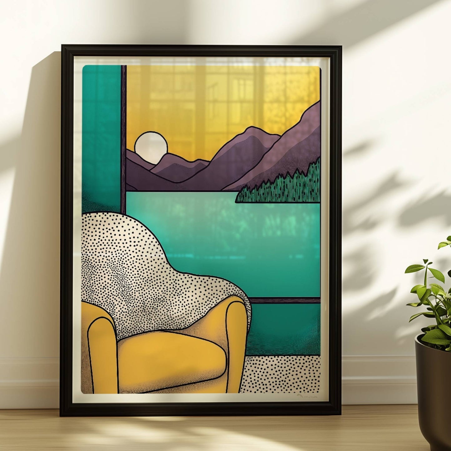 Gelber Sessel vor großem Fenster mit Blick auf violette Berge bei Sonnenuntergang, türkisfarbener Innenraum.. Rahmen schwarz 30x40