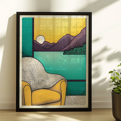 Gelber Sessel vor großem Fenster mit Blick auf violette Berge bei Sonnenuntergang, türkisfarbener Innenraum.. Rahmen schwarz 30x40