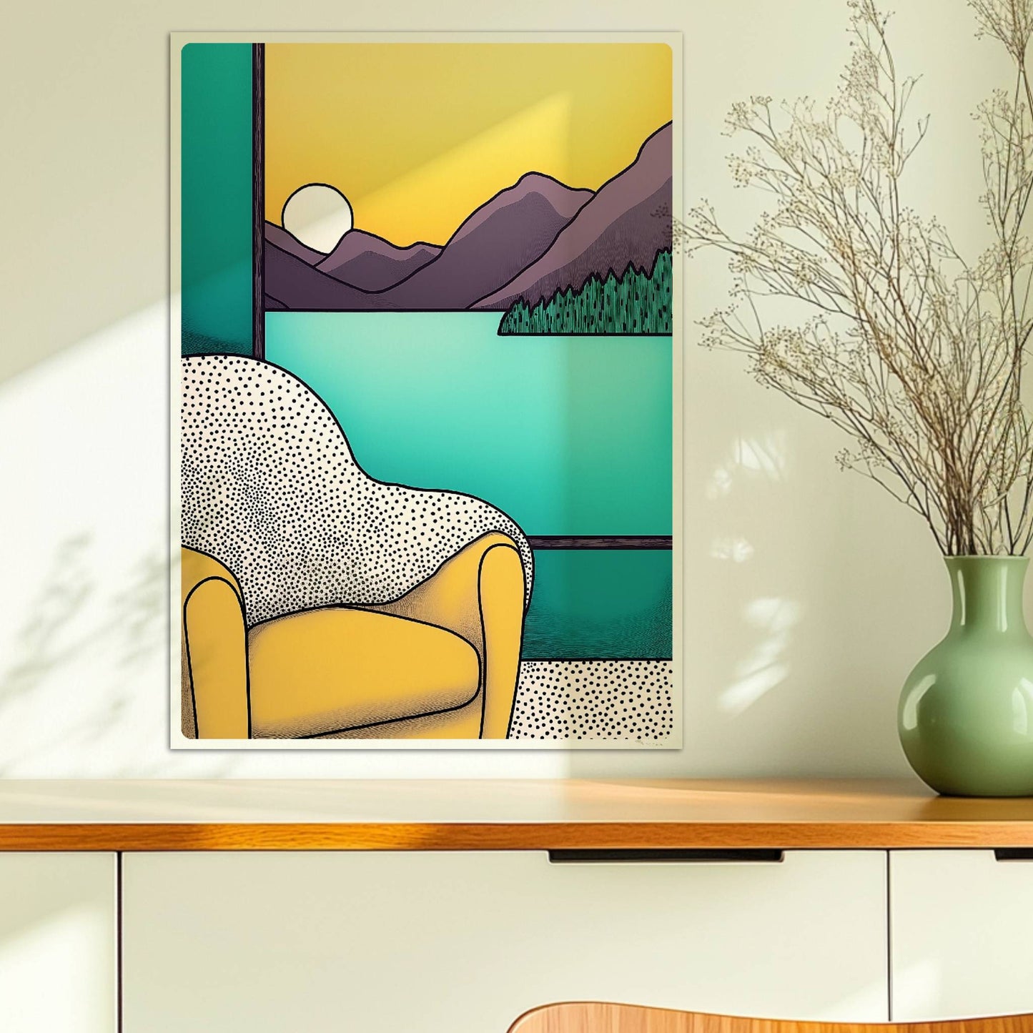 Gelber Sessel vor großem Fenster mit Blick auf violette Berge bei Sonnenuntergang, türkisfarbener Innenraum.. Ohne Rahmen 50x70