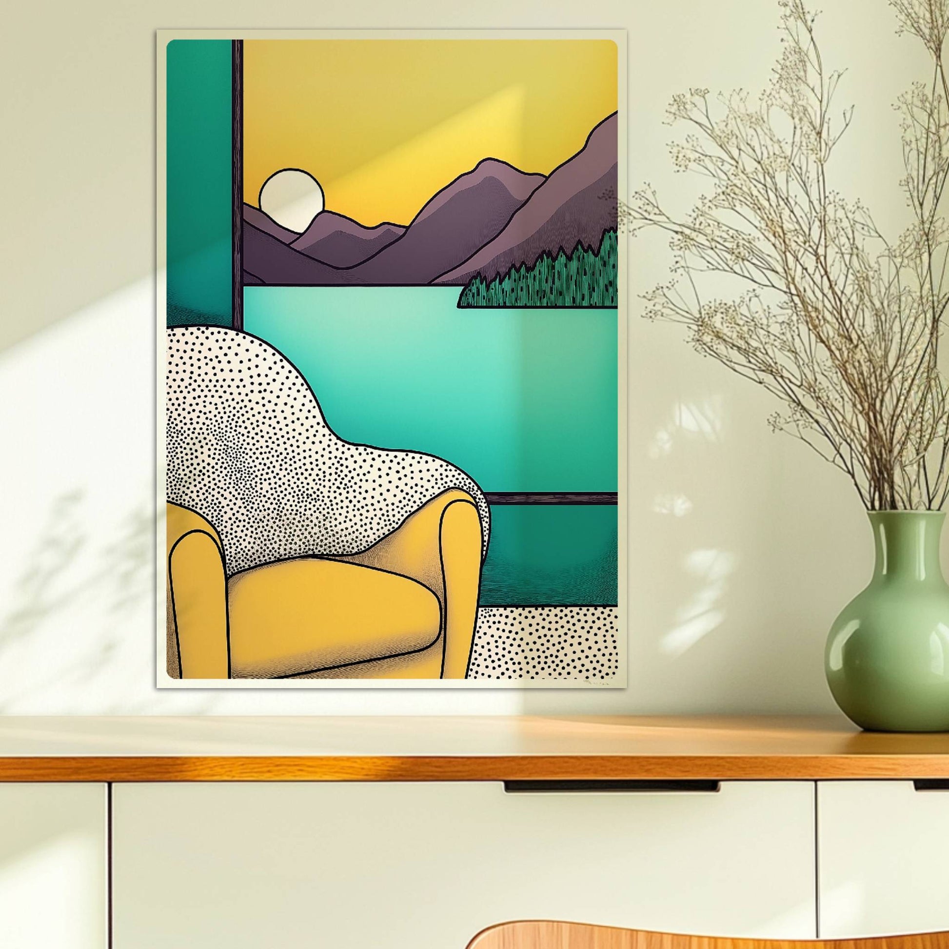 Gelber Sessel vor großem Fenster mit Blick auf violette Berge bei Sonnenuntergang, türkisfarbener Innenraum.. Ohne Rahmen 50x70