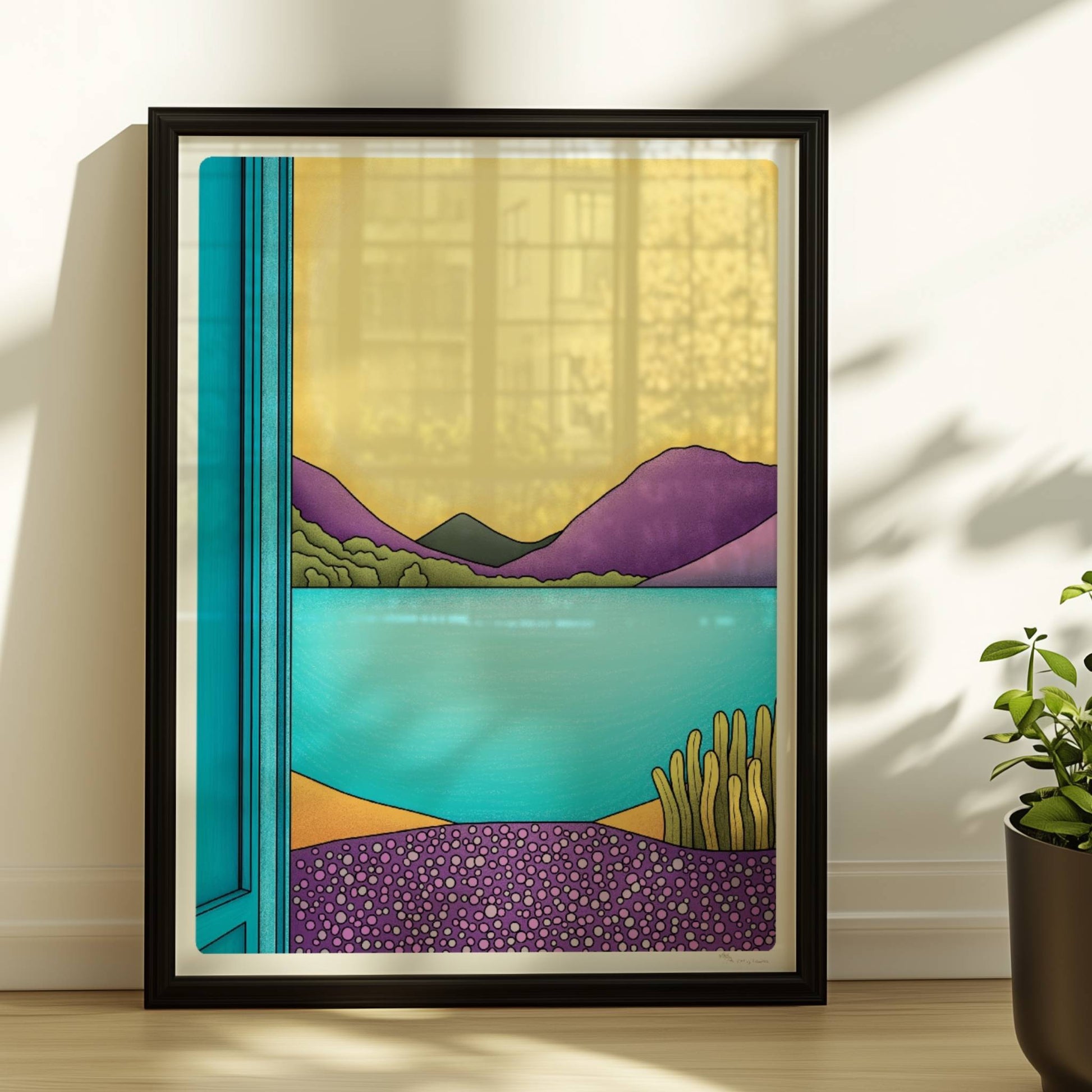 Grafischer Blick durch ein offenes türkisfarbenes Fenster auf einen See mit lila Bergen und gelbem Himmel.. Rahmen schwarz 30x40