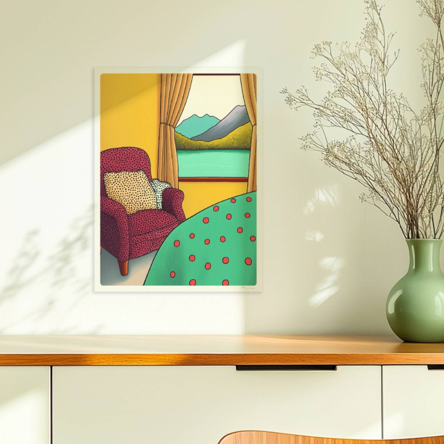 Gemütlicher roter Sessel vor einem Fenster mit Blick auf türkisen See, grüne Wälder und blaue Berge.. Ohne Rahmen 30x40