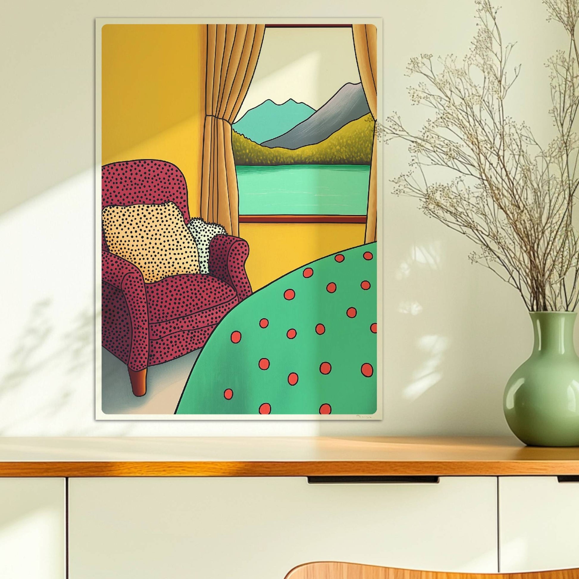 Gemütlicher roter Sessel vor einem Fenster mit Blick auf türkisen See, grüne Wälder und blaue Berge.. Ohne Rahmen 50x70