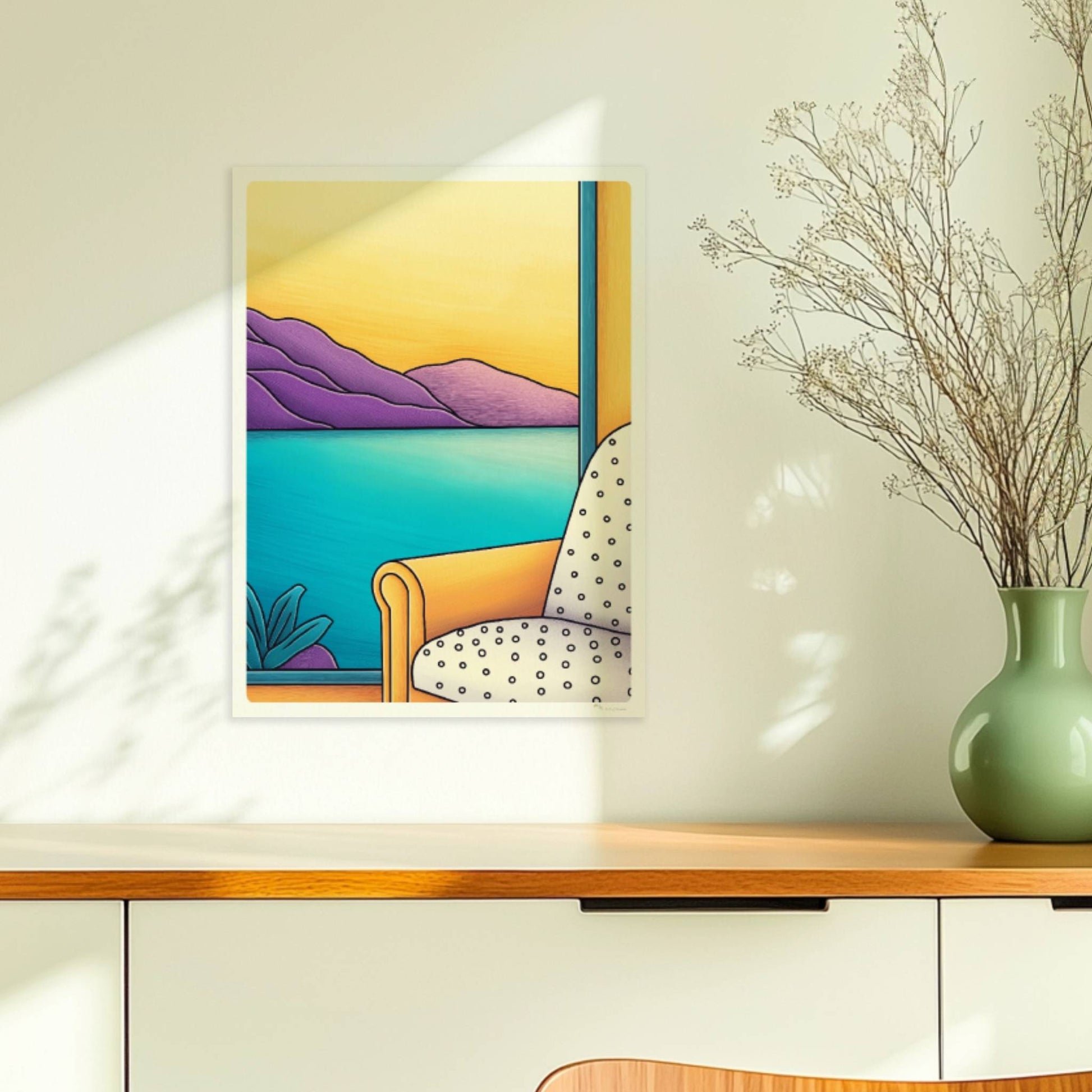 Gelber Sessel vor großem Fenster mit Blick auf türkisblauen See und lila Berglandschaft im Sonnenuntergang.. Ohne Rahmen 30x40