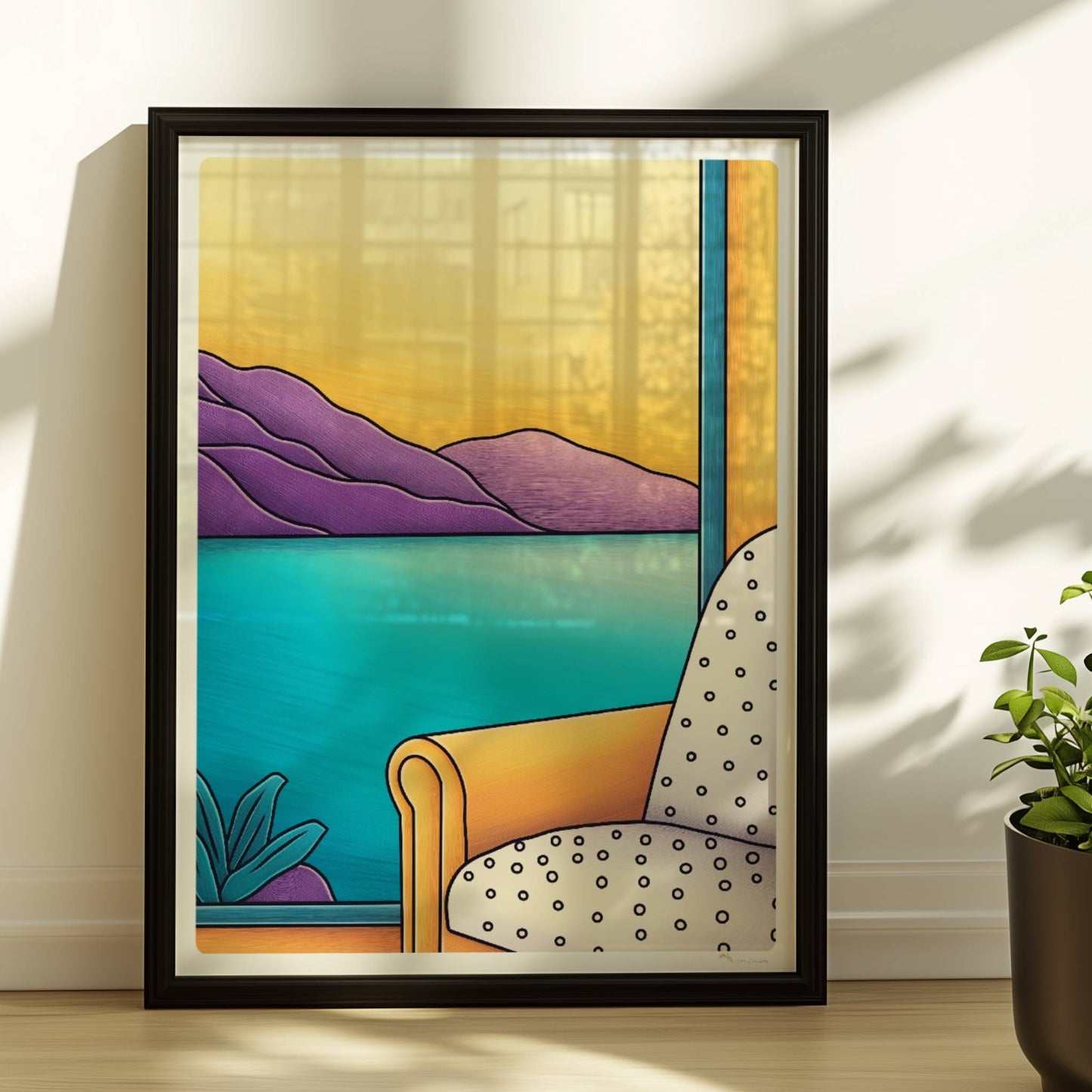Gelber Sessel vor großem Fenster mit Blick auf türkisblauen See und lila Berglandschaft im Sonnenuntergang.. Rahmen schwarz 30x40