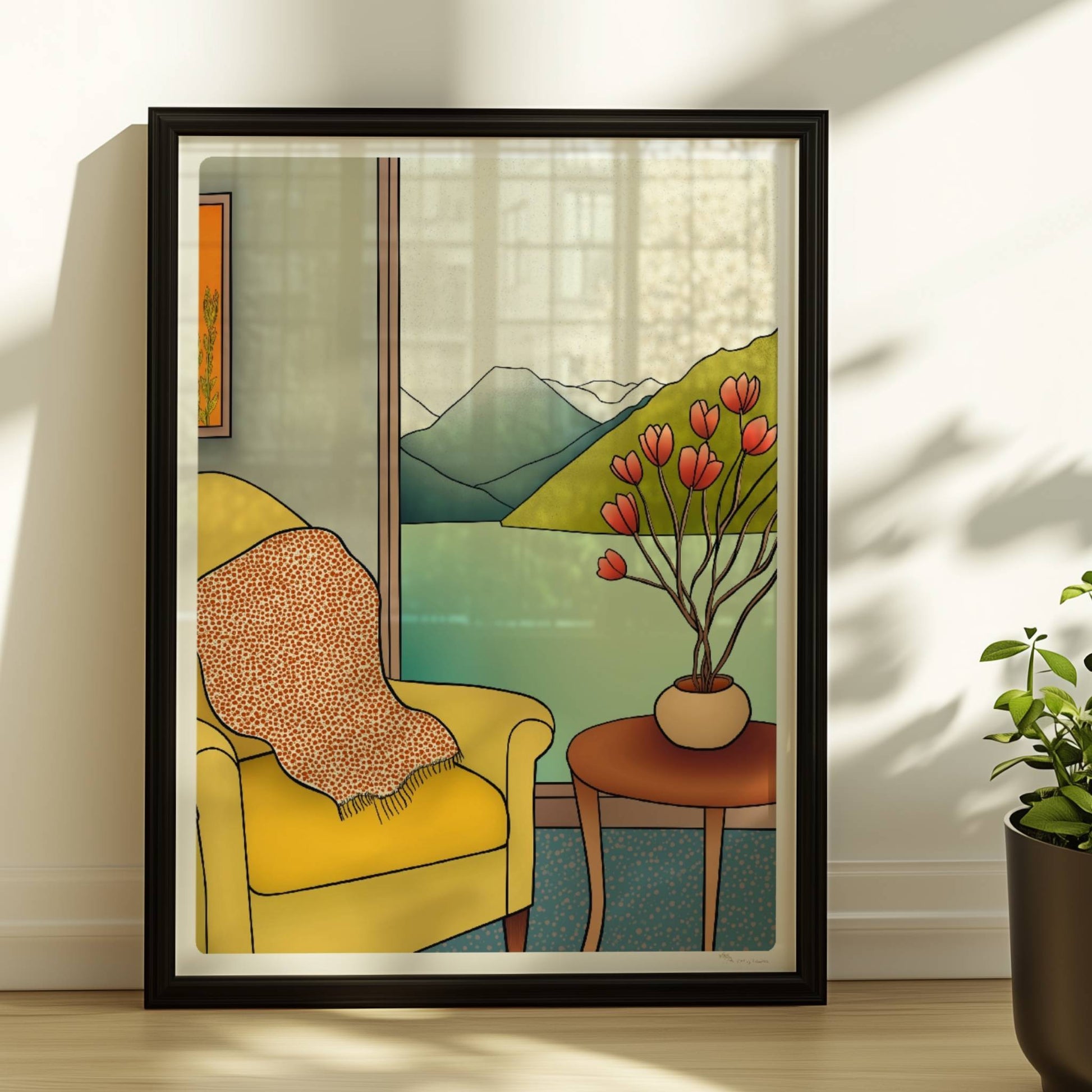 Gelber Sessel mit Decke und Vase mit roten Blüten vor Panoramafenster mit Berg- und Seeblick – gemütliche Wohnszene.. Rahmen schwarz 30x40