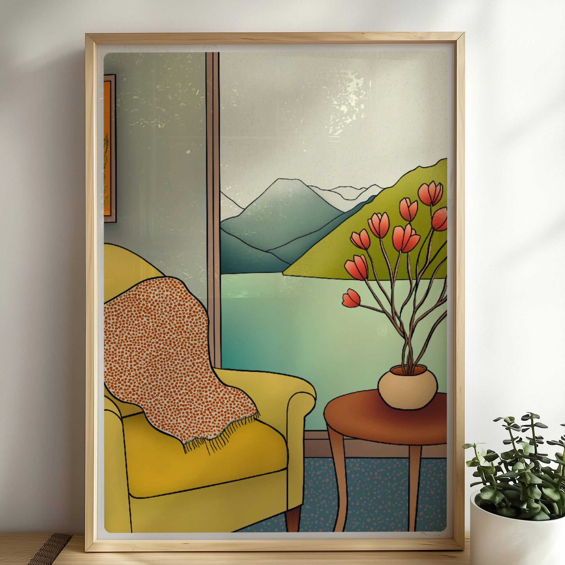 Gelber Sessel mit Decke und Vase mit roten Blüten vor Panoramafenster mit Berg- und Seeblick – gemütliche Wohnszene.. Rahmen natur 50x70