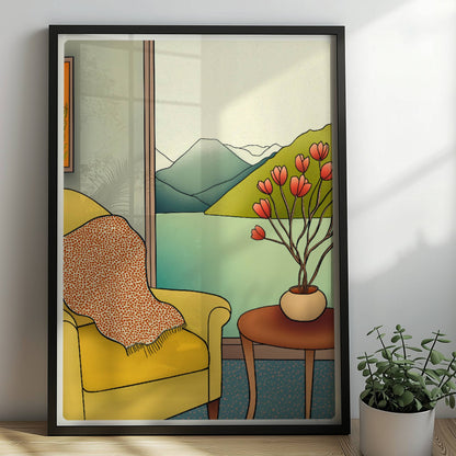 Gelber Sessel mit Decke und Vase mit roten Blüten vor Panoramafenster mit Berg- und Seeblick – gemütliche Wohnszene.. Rahmen schwarz 50x70