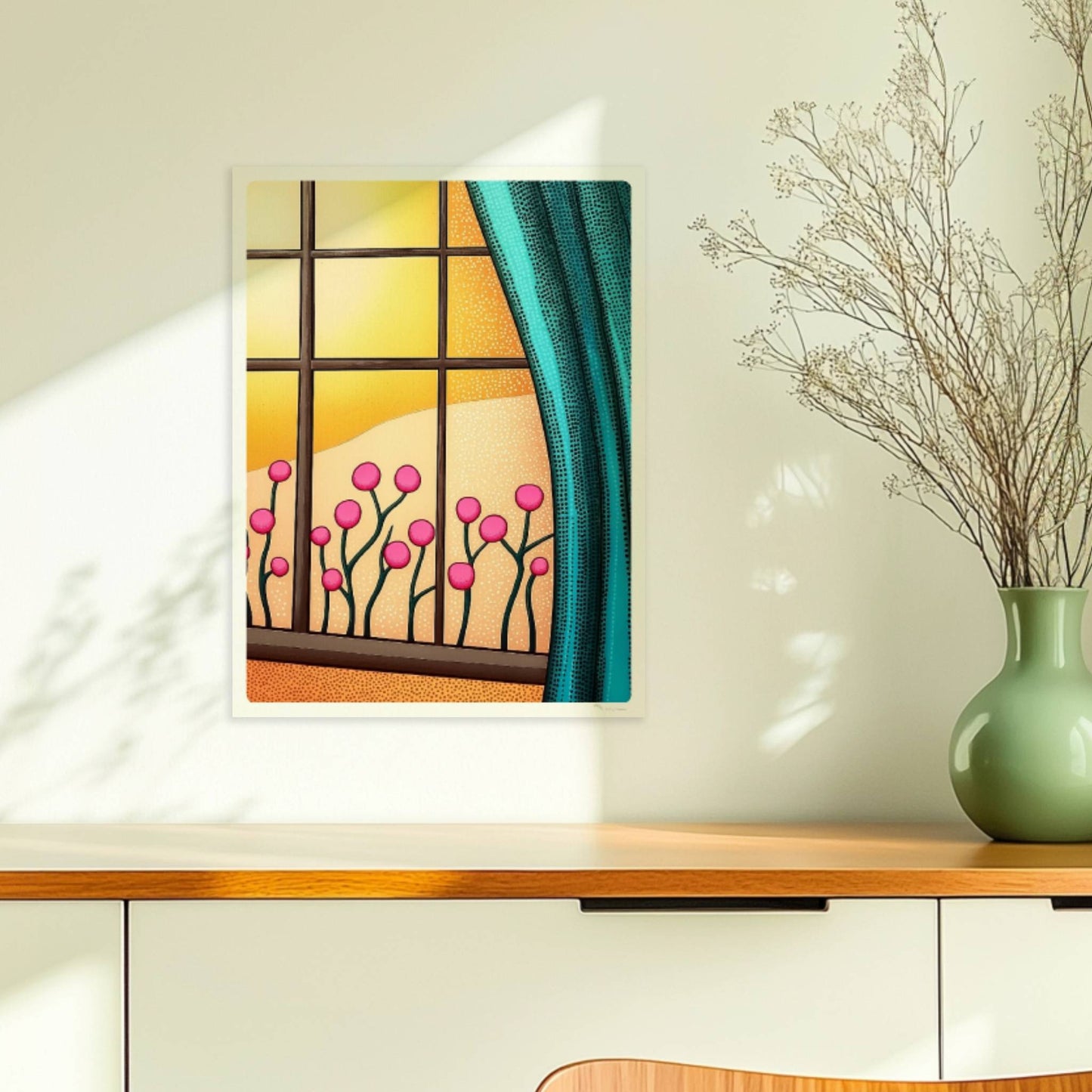 Fenster mit türkisfarbenem Vorhang, pinken Blumen und goldenem Sonnenuntergang – warme, gemütliche Stimmung.. Ohne Rahmen 30x40
