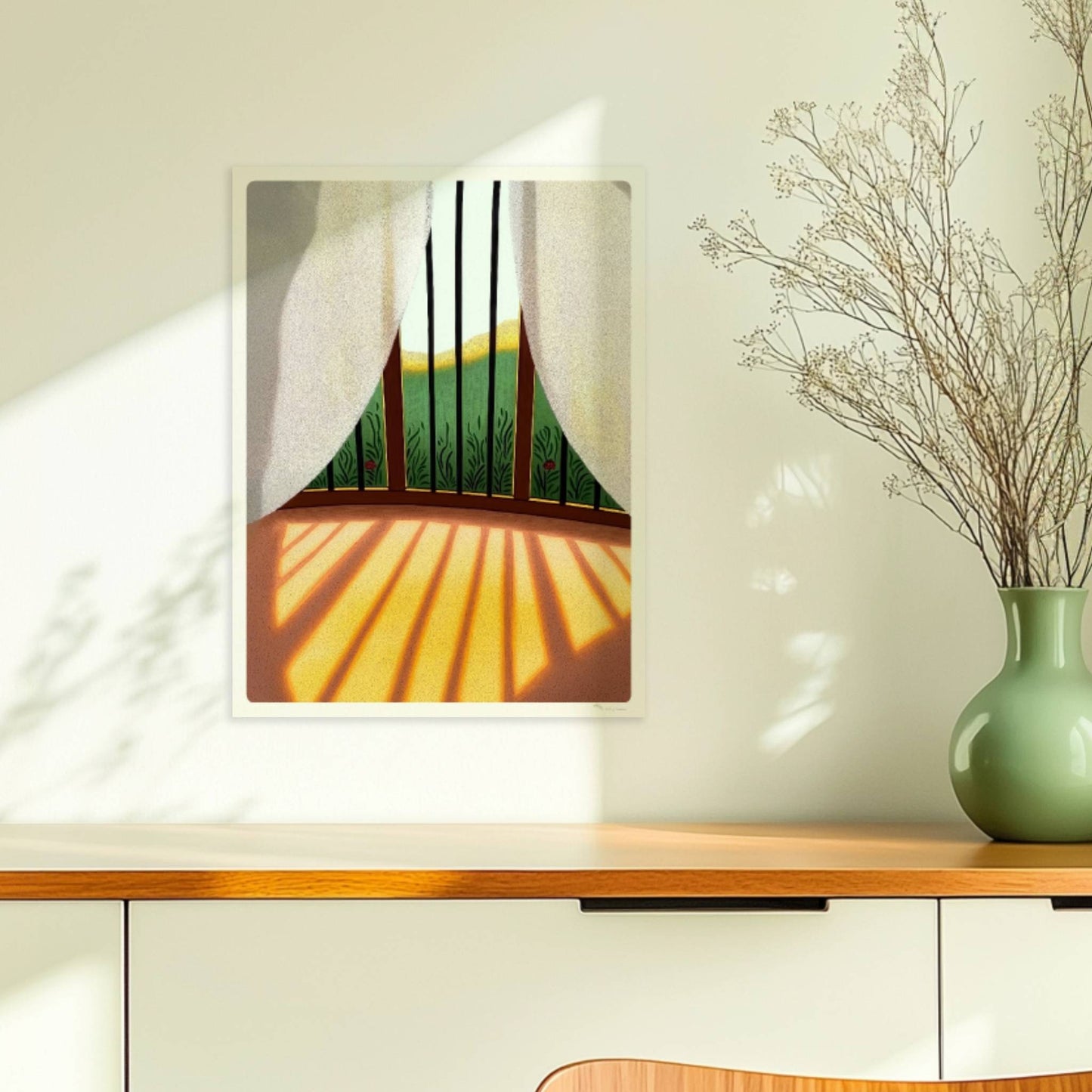 Fenster mit weißen Vorhängen, Sonnenlicht, das auf den Boden fällt, und grünem Gartenblick – friedliche Wohnraumatmosphäre.. Ohne Rahmen 30x40