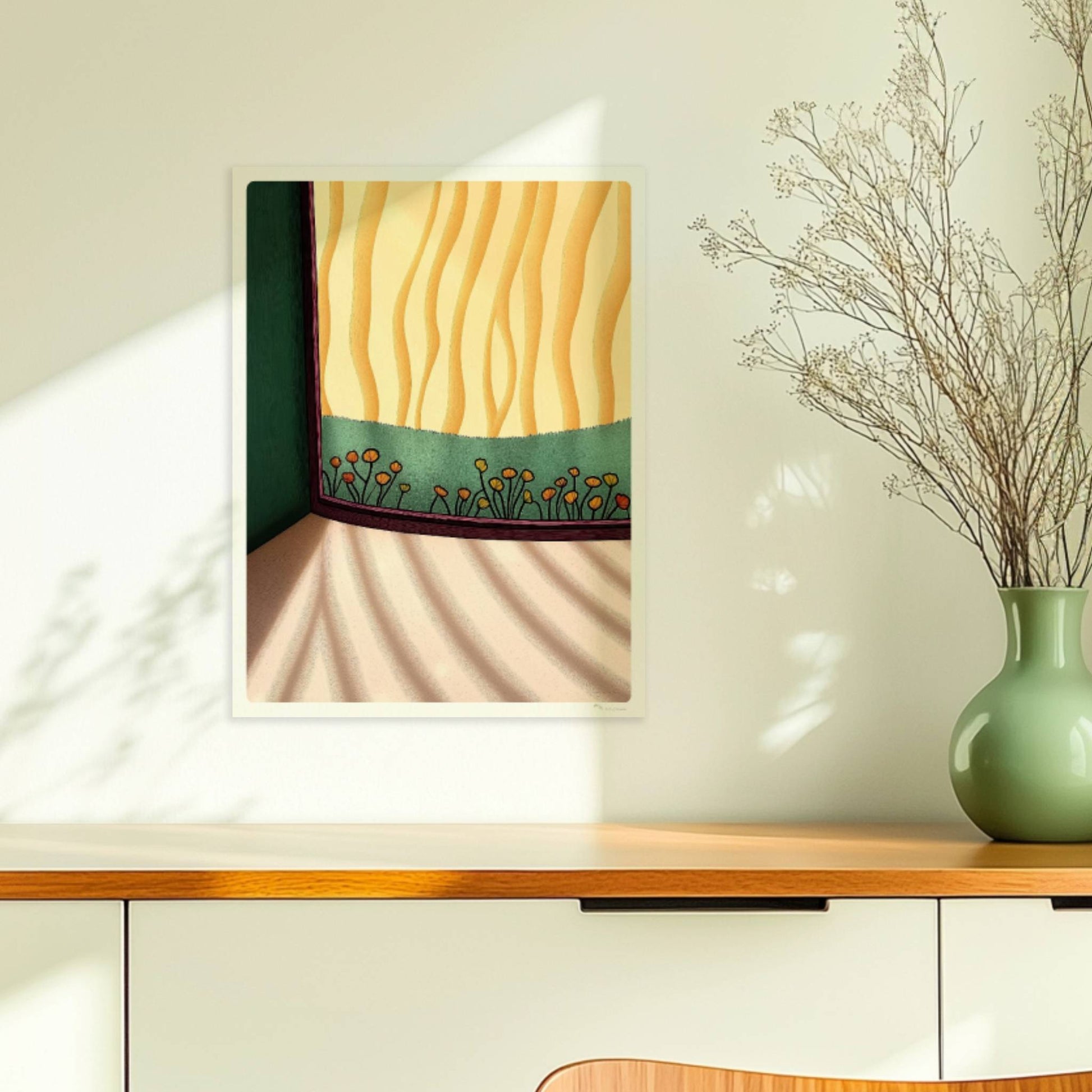 Blumenfeld vor goldenem Vorhang, Sonnenlicht wirft sanfte Schatten auf den Boden – gemütliche Wohnraumszene.. Ohne Rahmen 30x40