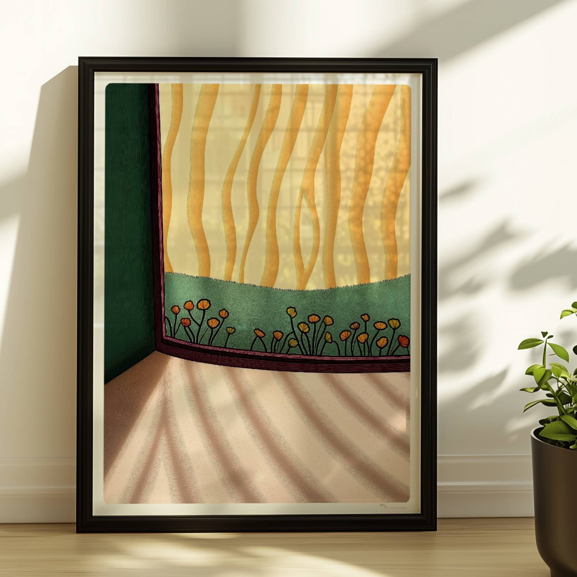 Blumenfeld vor goldenem Vorhang, Sonnenlicht wirft sanfte Schatten auf den Boden – gemütliche Wohnraumszene.. Rahmen schwarz 30x40