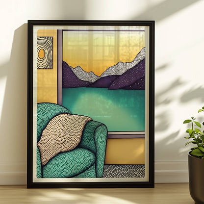 Türkiser Sessel mit Kissen vor großem Fenster mit Blick auf Bergsee und goldenen Sonnenuntergang – gemütliche Raumatmosphäre.. Rahmen schwarz 30x40