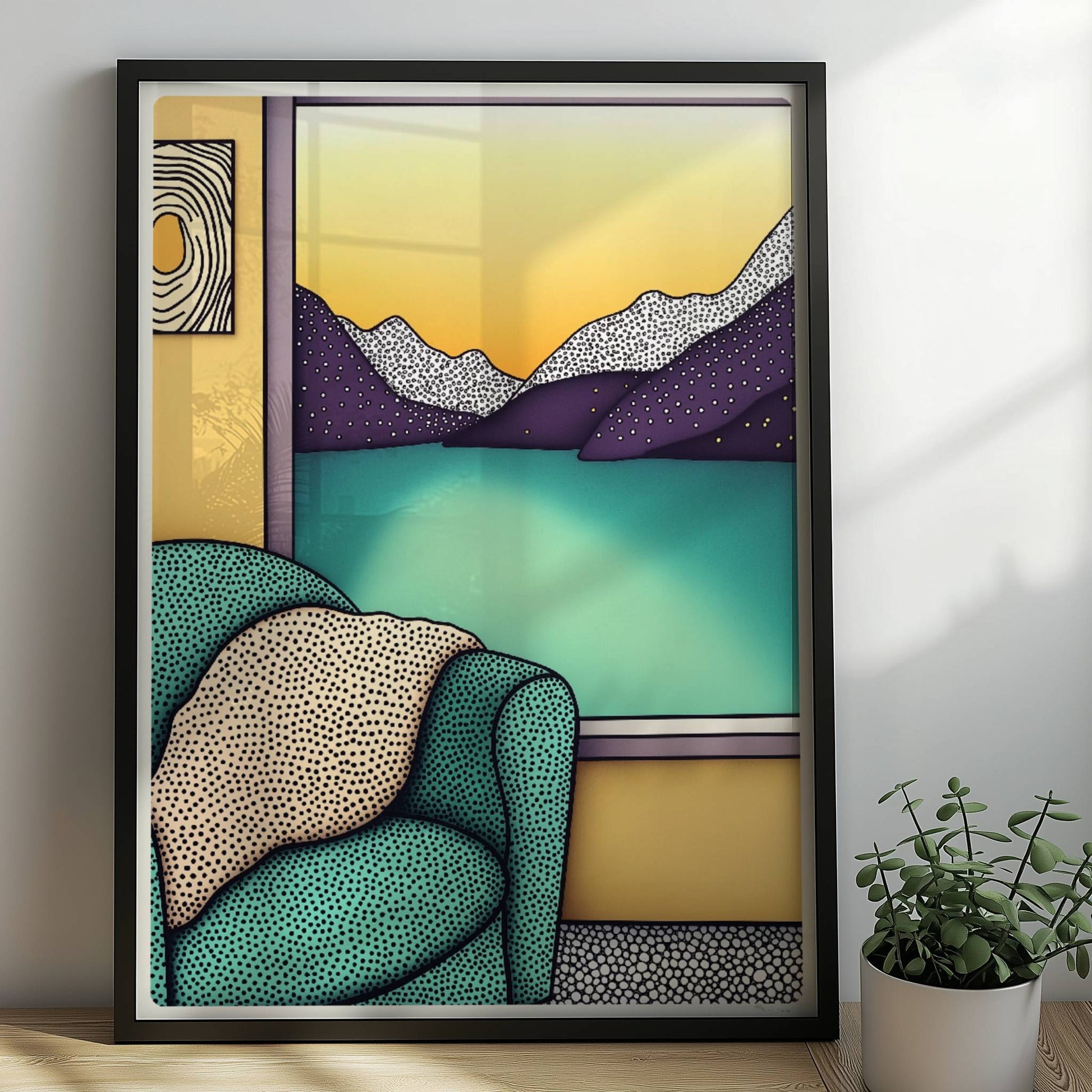 Türkiser Sessel mit Kissen vor großem Fenster mit Blick auf Bergsee und goldenen Sonnenuntergang – gemütliche Raumatmosphäre.. Rahmen schwarz 50x70