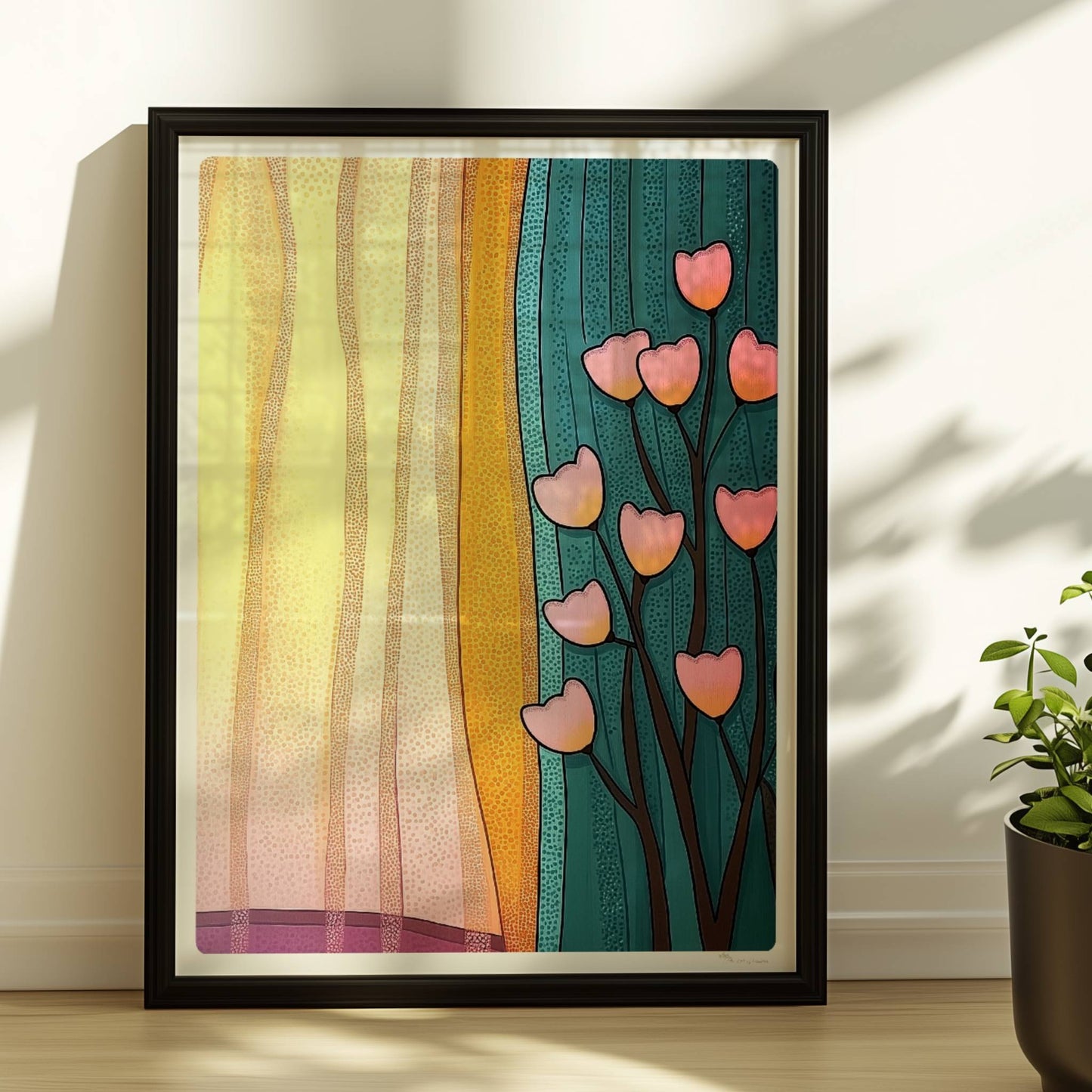 Stilisierte Herzblumen vor einem sonnendurchfluteten Vorhang – lebendige und warme Raumatmosphäre.. Rahmen schwarz 30x40