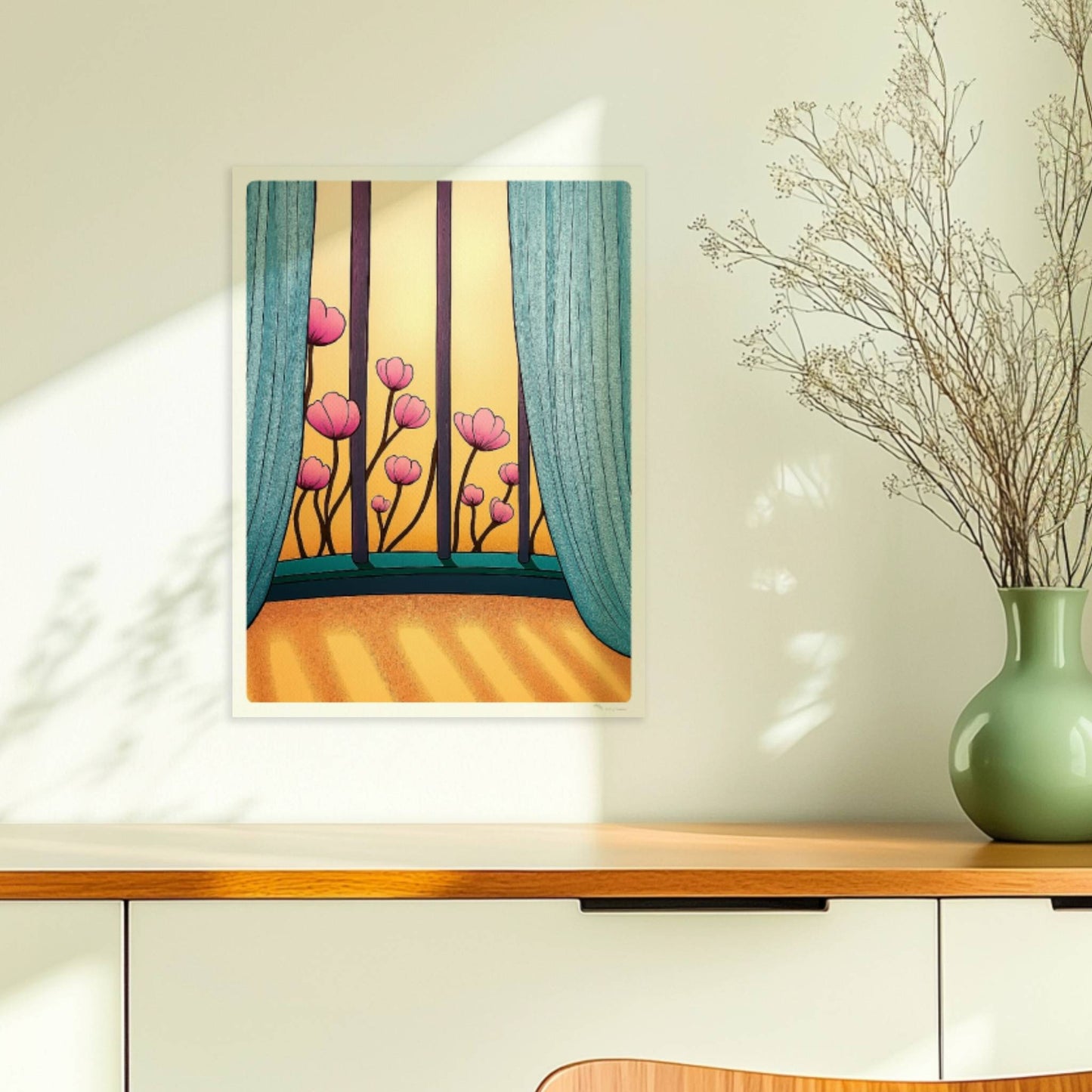 Rosafarbene Blüten vor goldenem Sonnenlicht, eingerahmt von türkisfarbenen Vorhängen und einem eleganten Fenster.. Ohne Rahmen 30x40