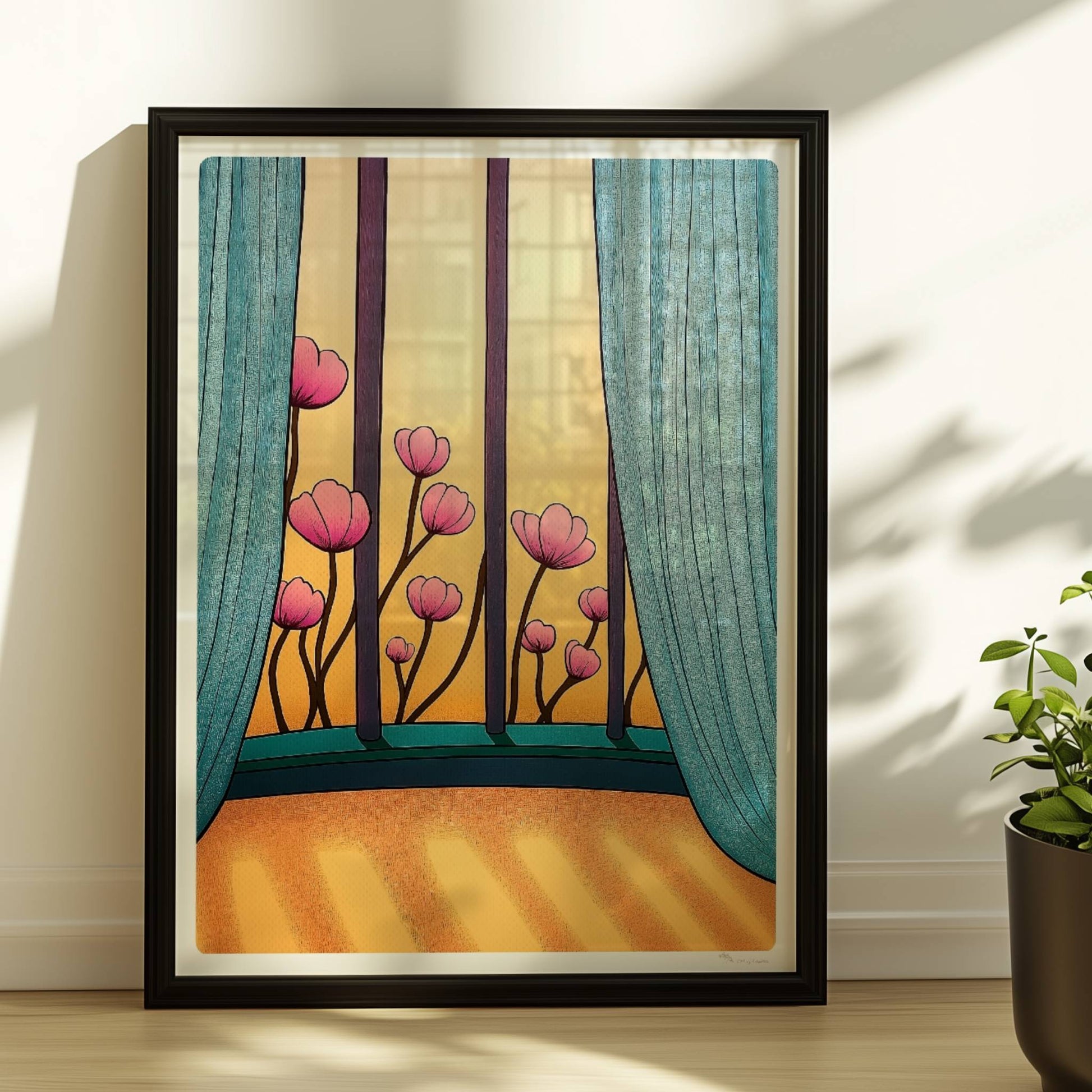 Rosafarbene Blüten vor goldenem Sonnenlicht, eingerahmt von türkisfarbenen Vorhängen und einem eleganten Fenster.. Rahmen schwarz 30x40