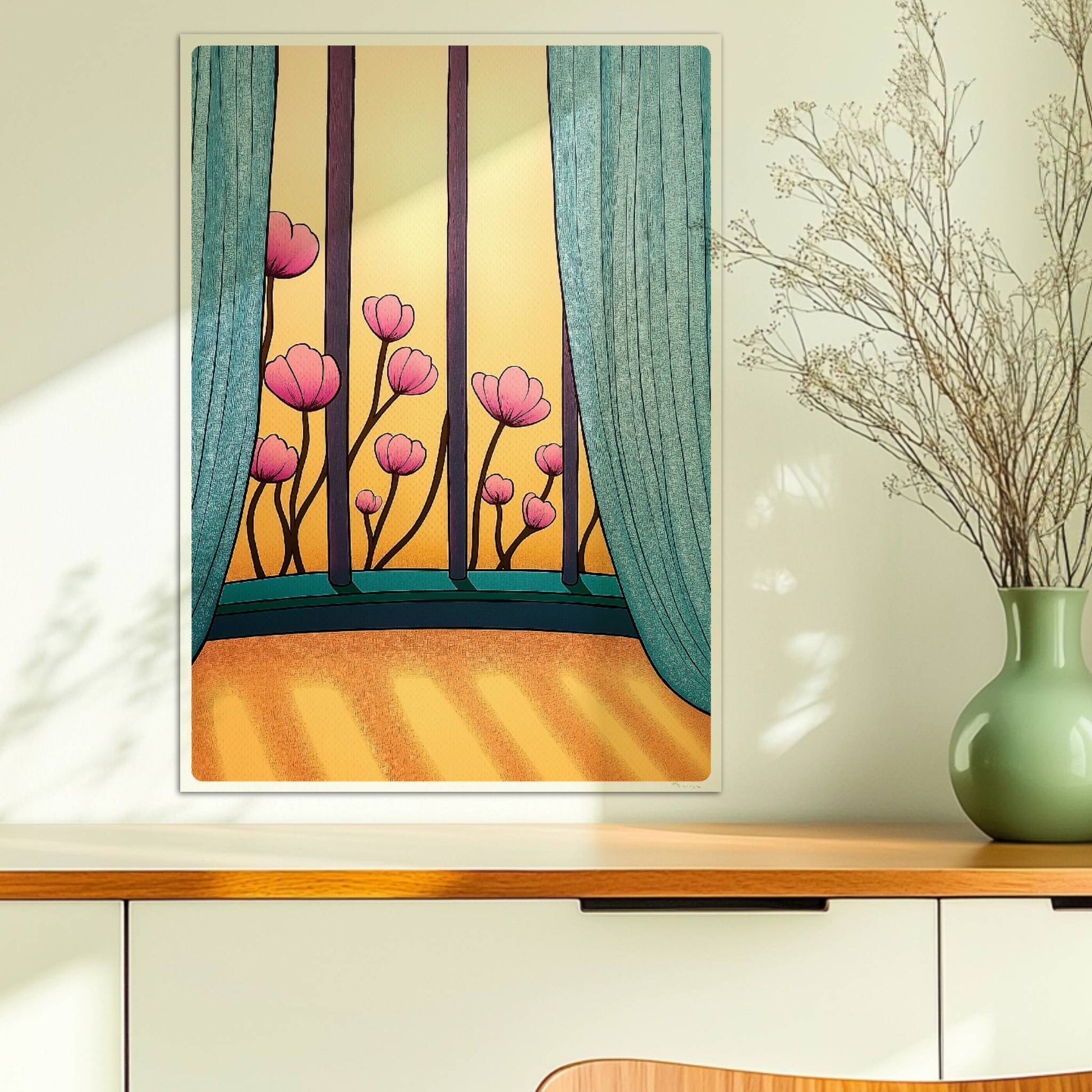 Rosafarbene Blüten vor goldenem Sonnenlicht, eingerahmt von türkisfarbenen Vorhängen und einem eleganten Fenster.. Ohne Rahmen 50x70