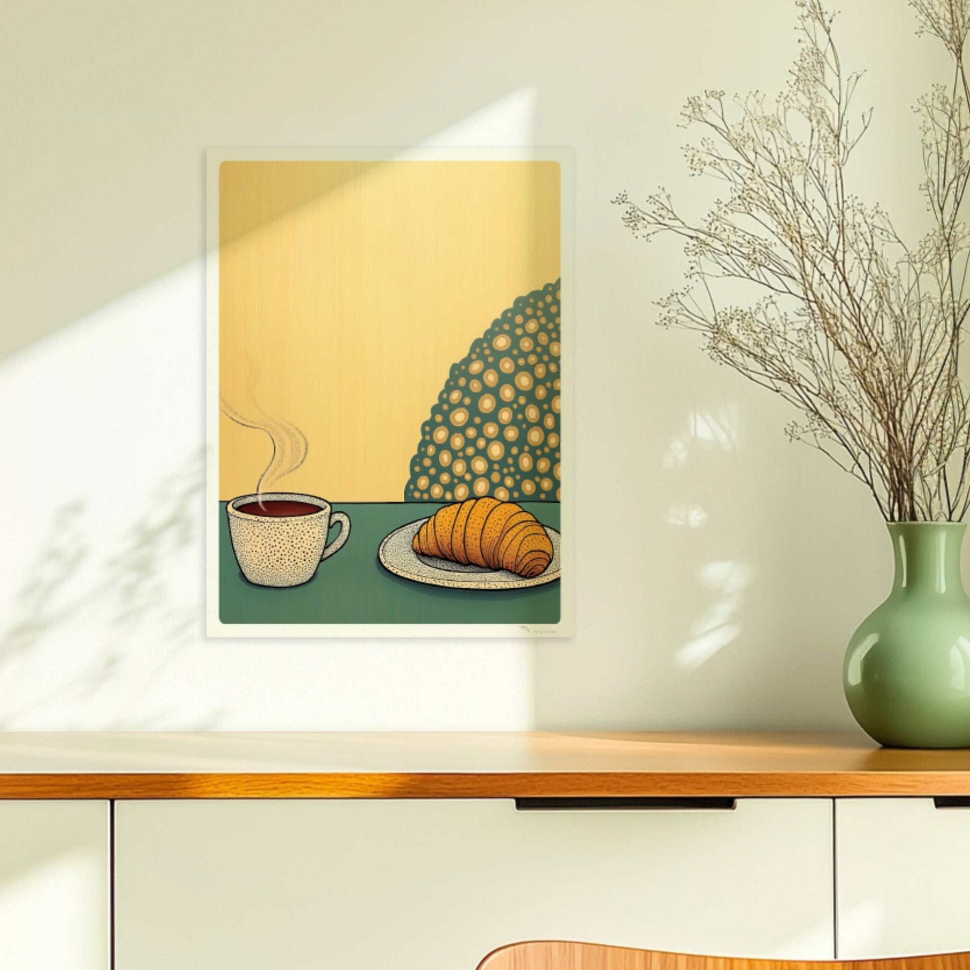 Frühstück mit dampfender Kaffeetasse und frischem Croissant auf Teller vor gelbem Hintergrund mit dekorativem Muster.. Ohne Rahmen 30x40