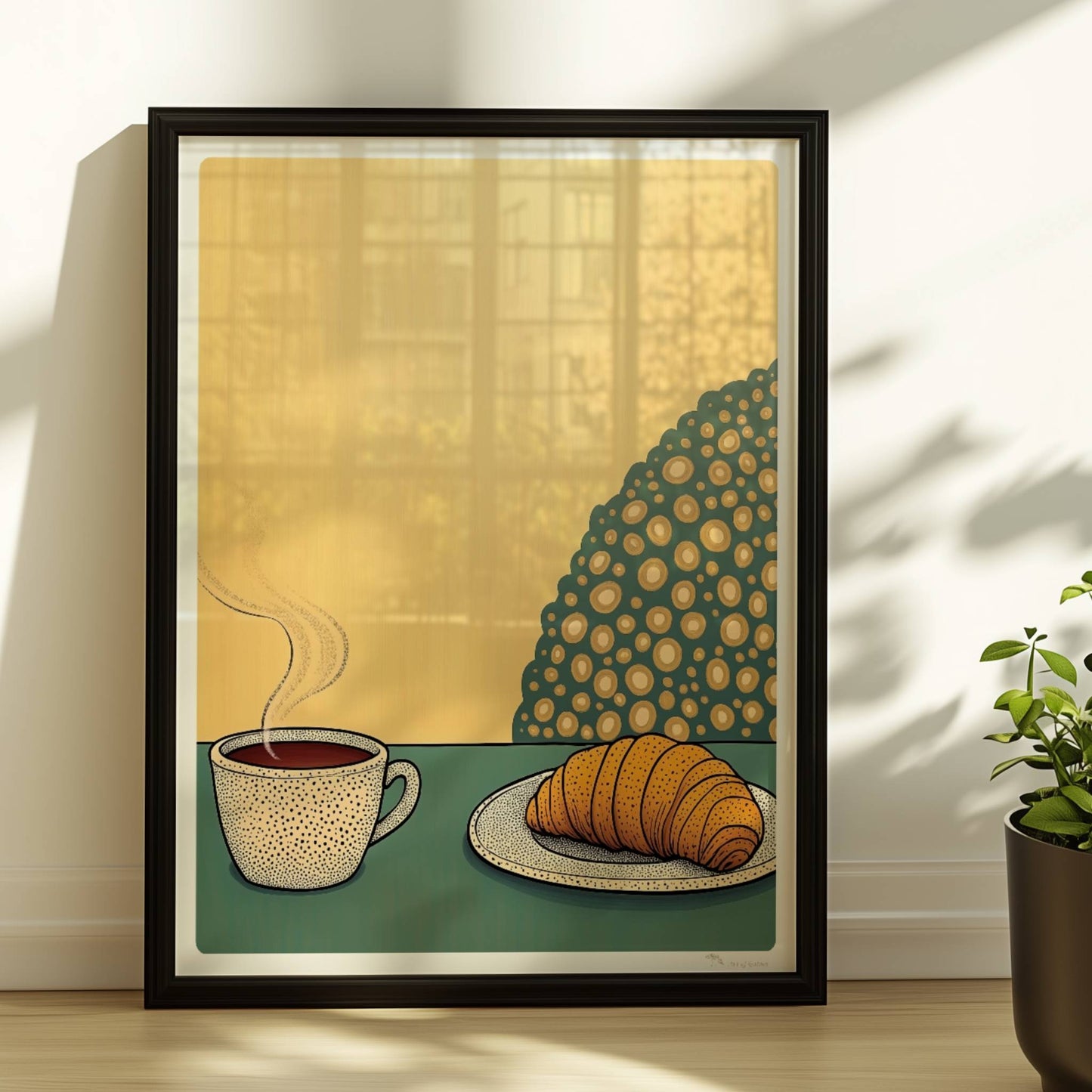 Frühstück mit dampfender Kaffeetasse und frischem Croissant auf Teller vor gelbem Hintergrund mit dekorativem Muster.. Rahmen schwarz 30x40