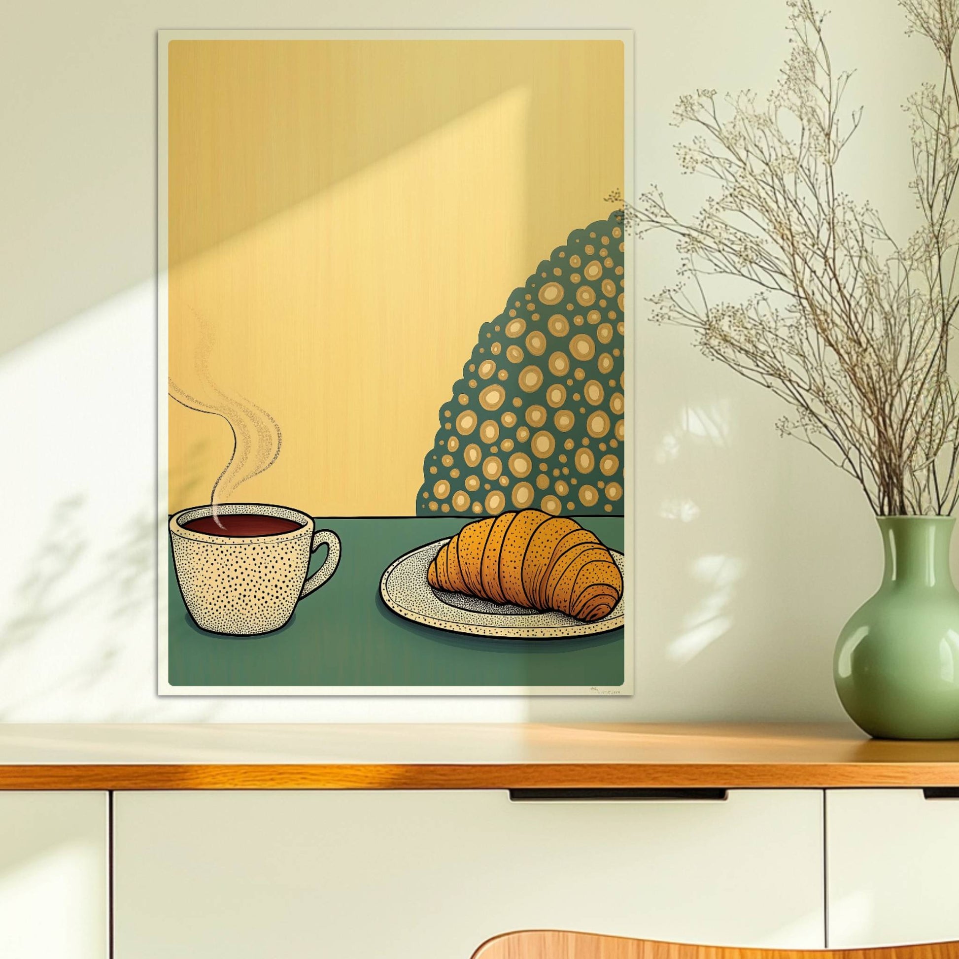 Frühstück mit dampfender Kaffeetasse und frischem Croissant auf Teller vor gelbem Hintergrund mit dekorativem Muster.. Ohne Rahmen 50x70