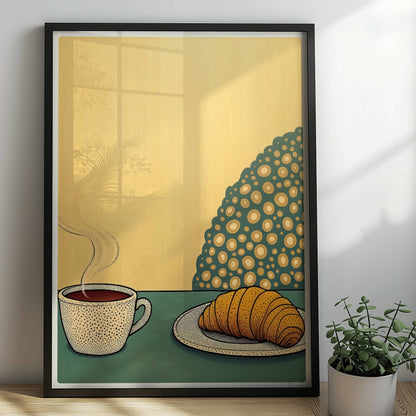 Frühstück mit dampfender Kaffeetasse und frischem Croissant auf Teller vor gelbem Hintergrund mit dekorativem Muster.. Rahmen schwarz 50x70