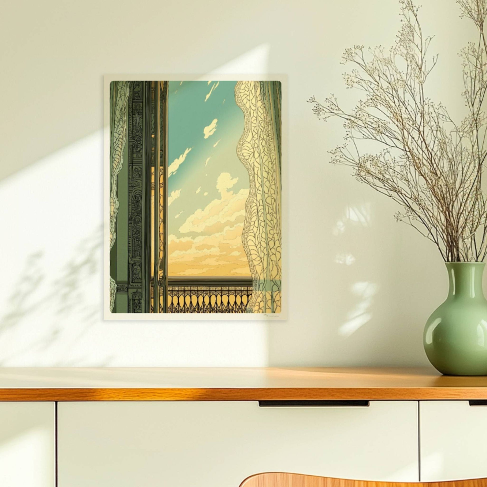 Offenes Fenster mit verschnörkeltem Balkon im Jugendstil, Spitzenvorhang und Blick auf sonnigen Himmel mit Wolken.. Ohne Rahmen 30x40
