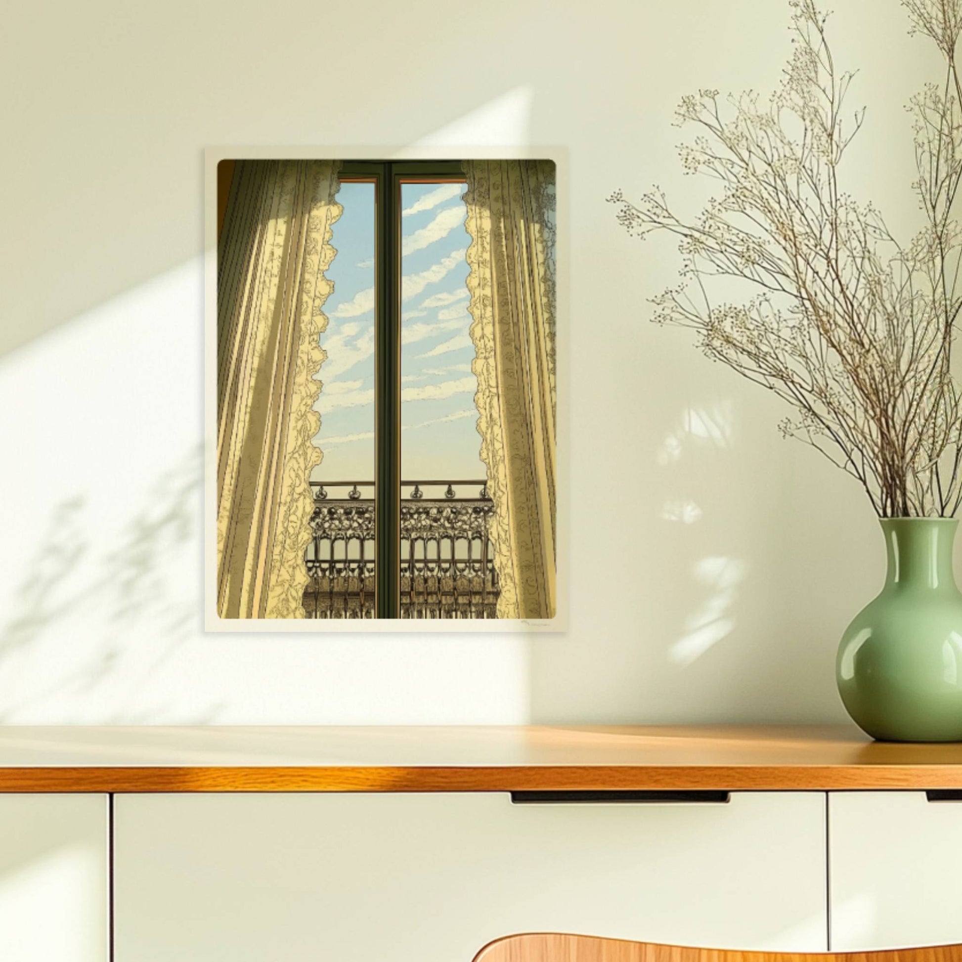 Geschlossene französische Fenstertüren mit Spitzenvorhängen und Blick auf einen kunstvollen Art-Nouveau-Balkon unter blauem Himmel.. Ohne Rahmen 30x40