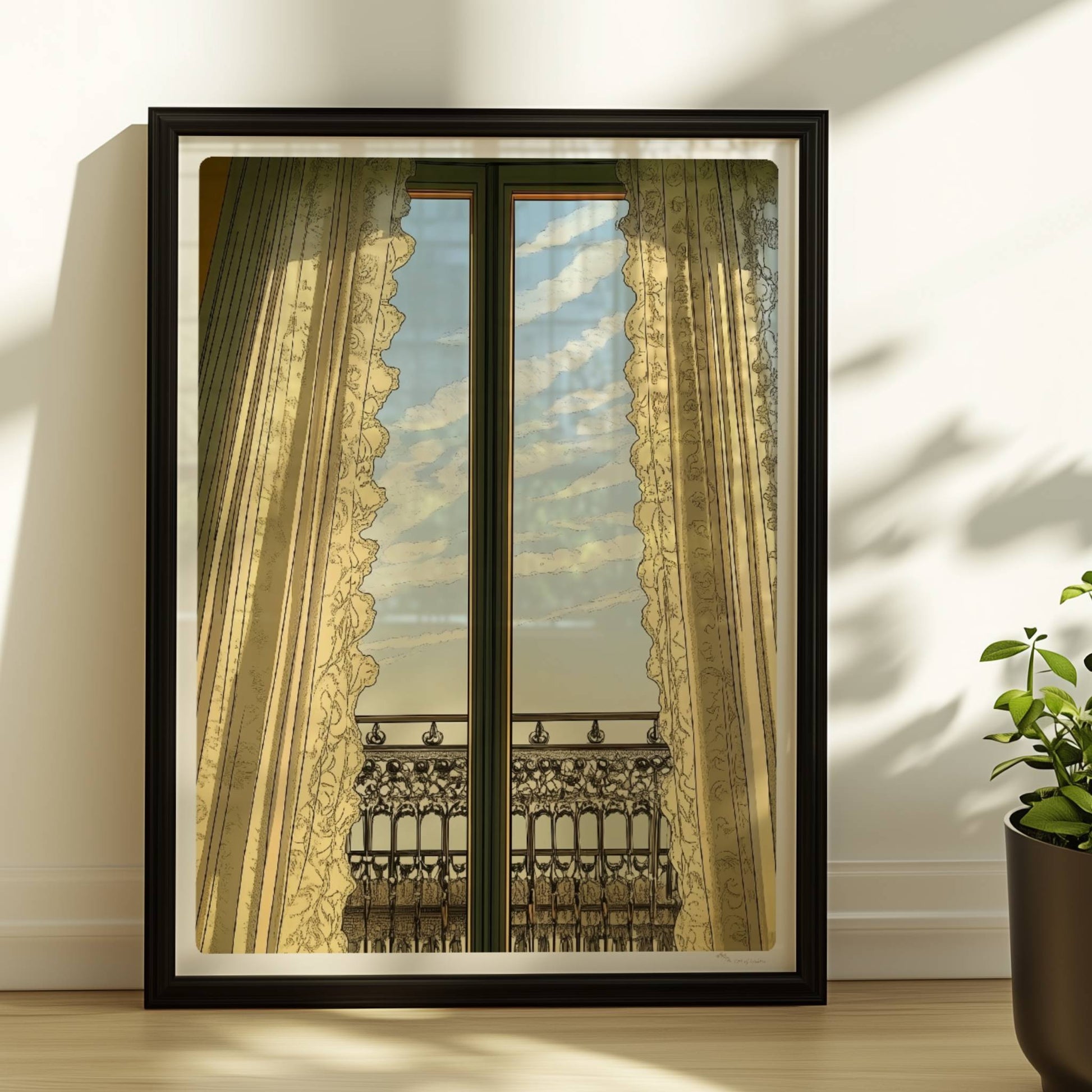 Geschlossene französische Fenstertüren mit Spitzenvorhängen und Blick auf einen kunstvollen Art-Nouveau-Balkon unter blauem Himmel.. Rahmen schwarz 30x40
