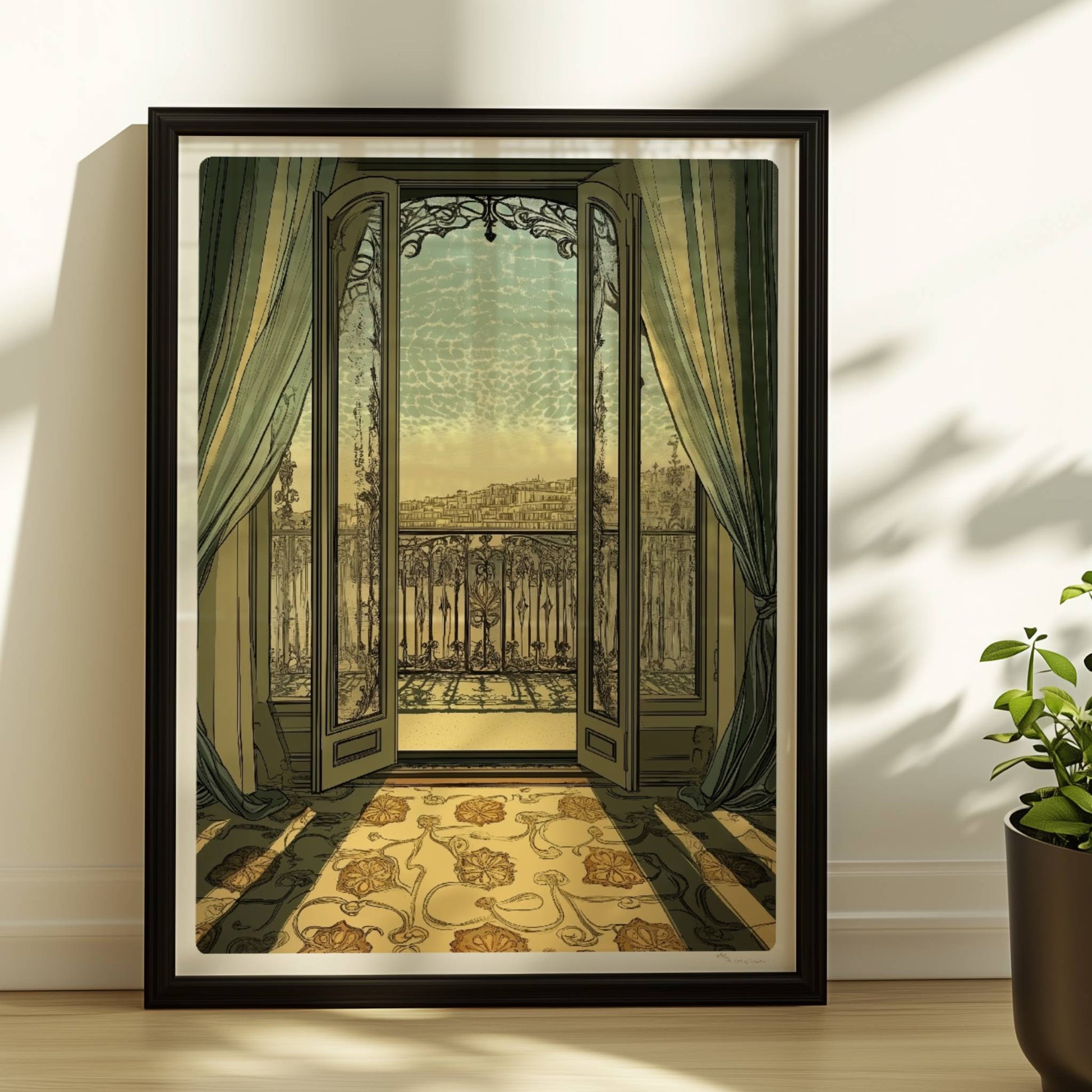 Offenes Jugendstil-Balkonfenster mit weichen Vorhängen, Sonnenlicht auf floralem Teppich und Stadtblick – eleganter Fensterblick im Interieur.. Rahmen schwarz 30x40