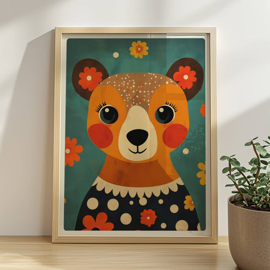 Niedlicher Bär im Retro-Blumenmuster, verspieltes Tierportrait mit großen Augen und bunten Details.. Rahmen natur 30x40