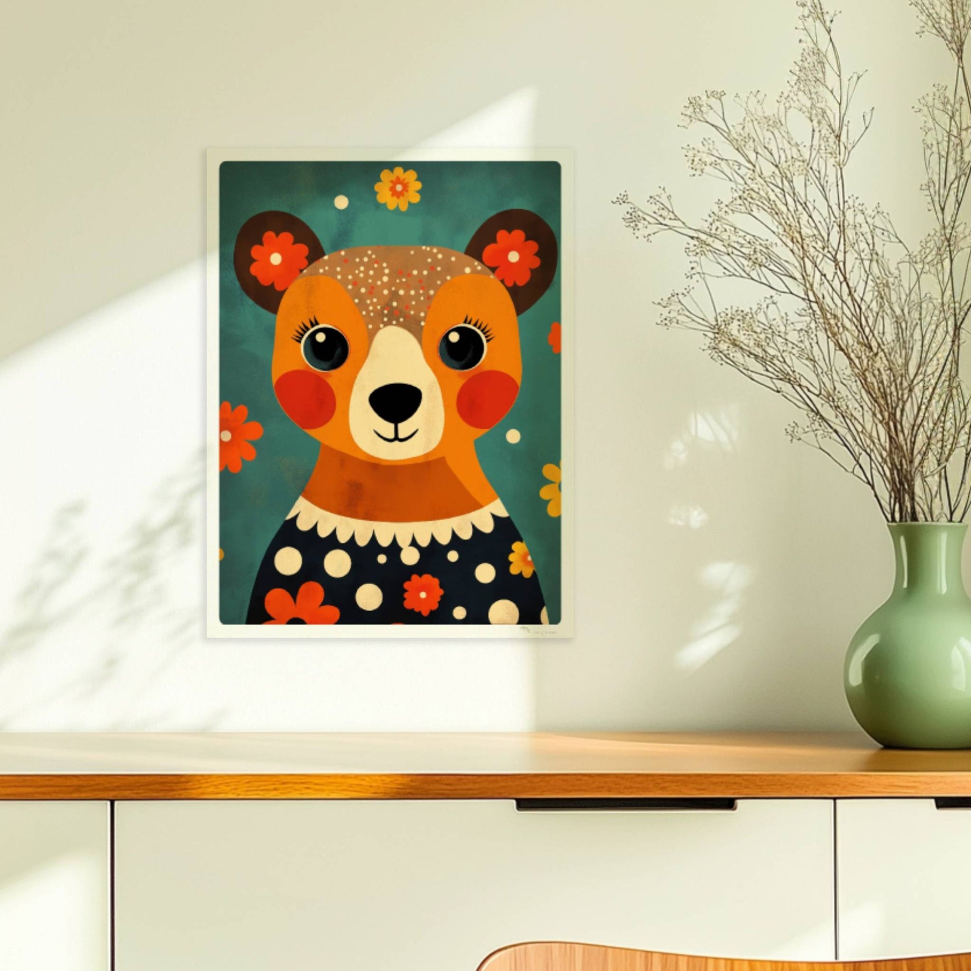 Niedlicher Bär im Retro-Blumenmuster, verspieltes Tierportrait mit großen Augen und bunten Details.. Ohne Rahmen 30x40