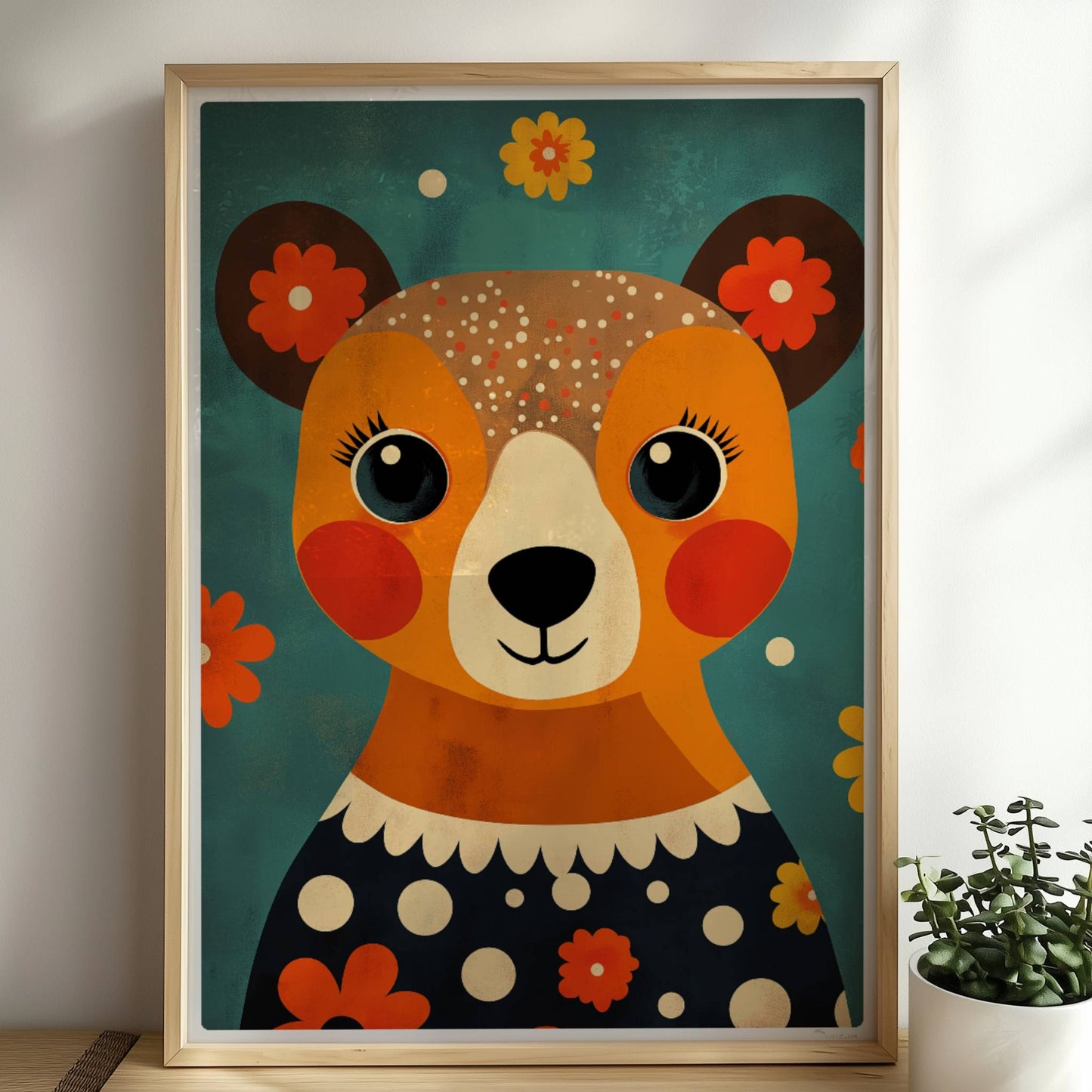 Niedlicher Bär im Retro-Blumenmuster, verspieltes Tierportrait mit großen Augen und bunten Details.. Rahmen natur 50x70