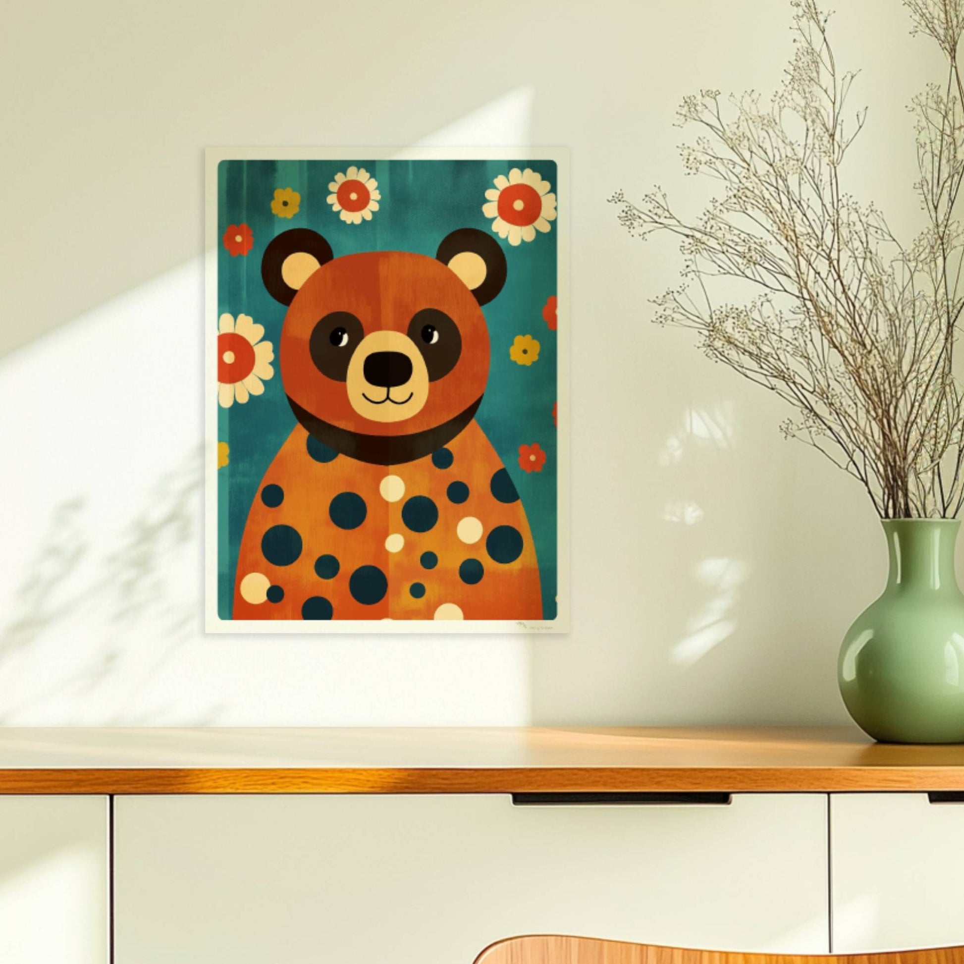 Fröhlicher Bär mit großen Punkten und Blumenhintergrund, verspieltes Tierbild im Retro-Stil.. Ohne Rahmen 30x40