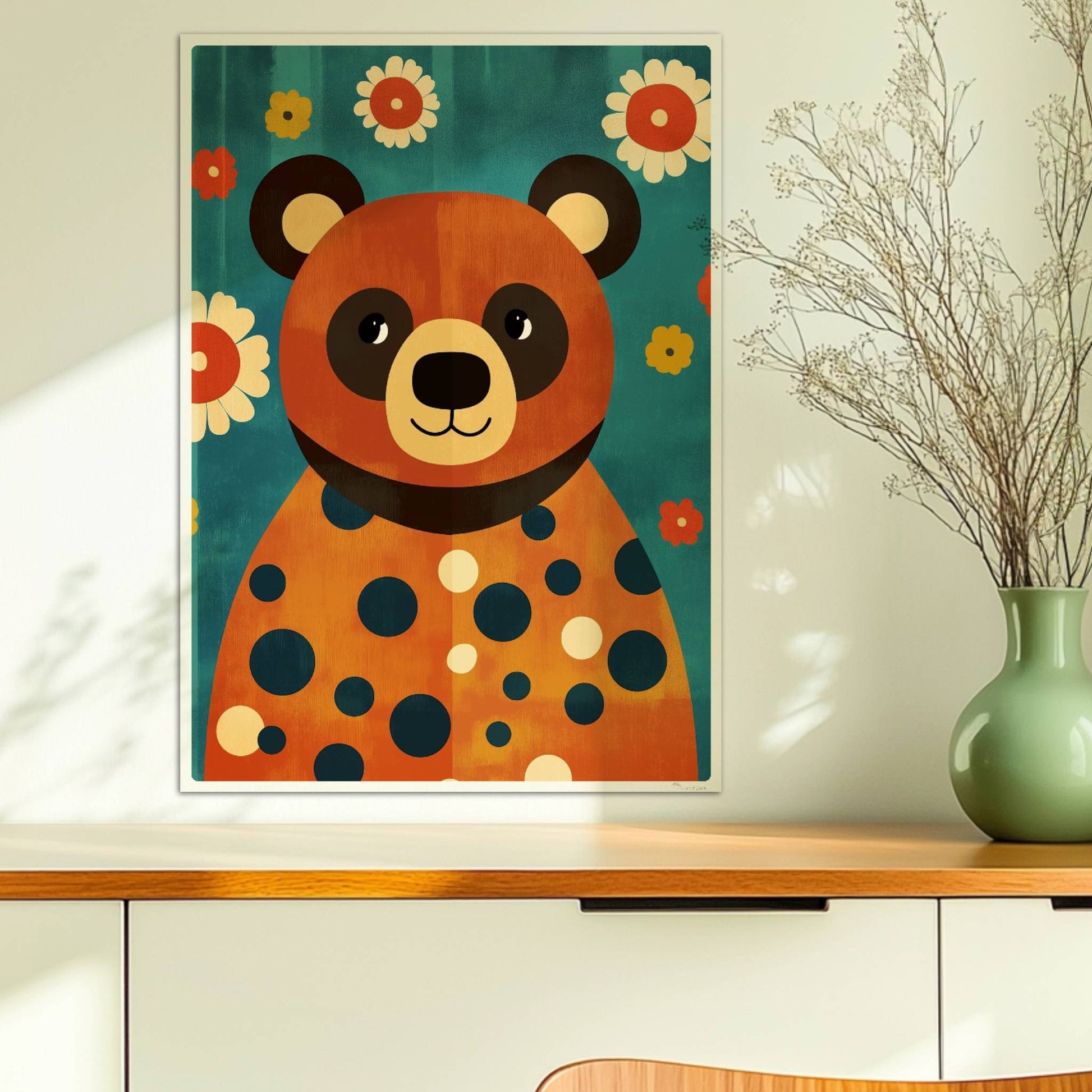 Fröhlicher Bär mit großen Punkten und Blumenhintergrund, verspieltes Tierbild im Retro-Stil.. Ohne Rahmen 50x70