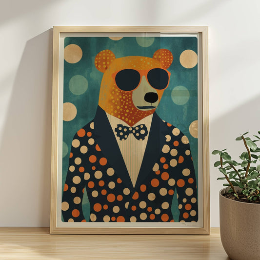 Stylischer Bär im Anzug mit Sonnenbrille und Punkten, lustige Tierillustration für moderne Räume.. Rahmen natur 30x40