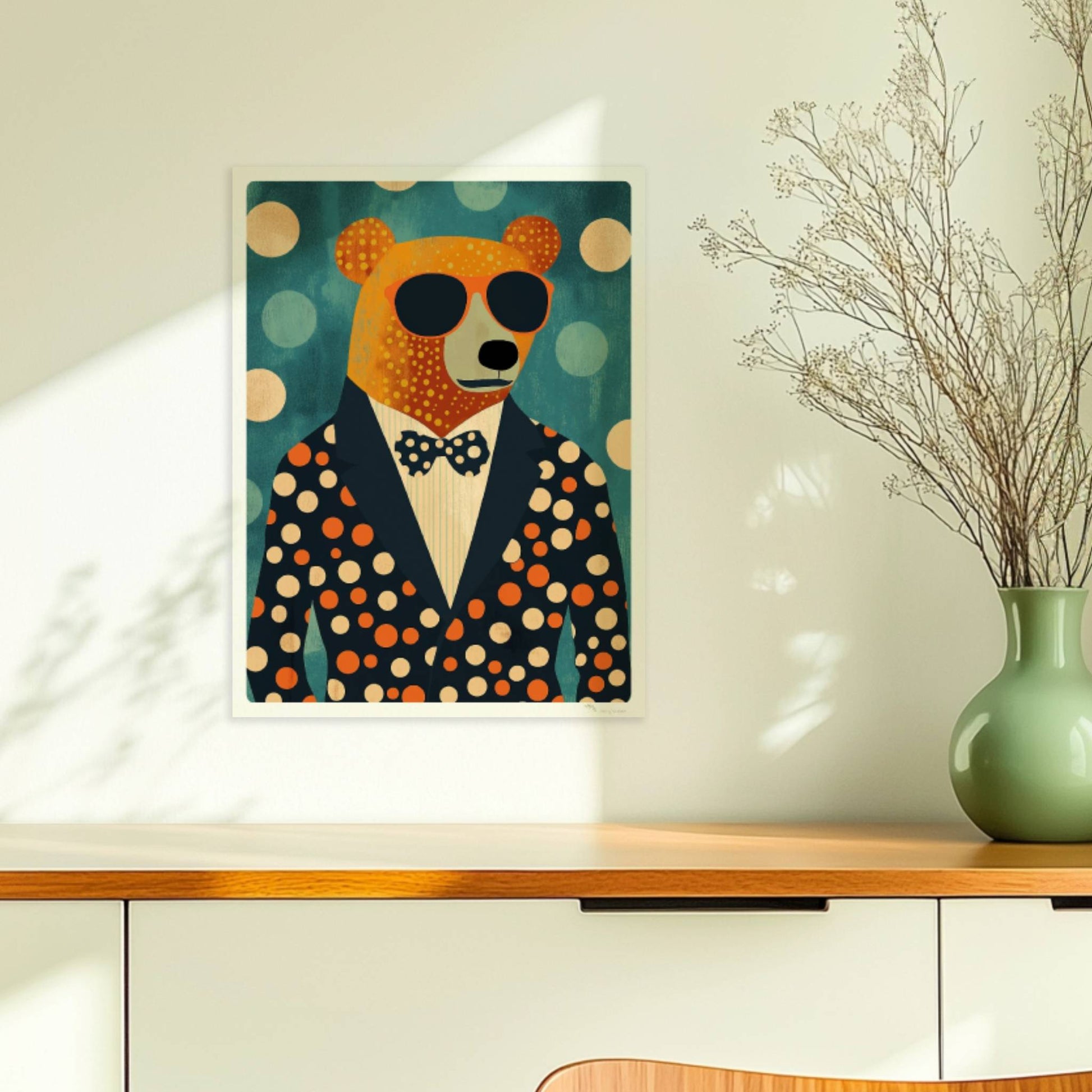 Stylischer Bär im Anzug mit Sonnenbrille und Punkten, lustige Tierillustration für moderne Räume.. Ohne Rahmen 30x40