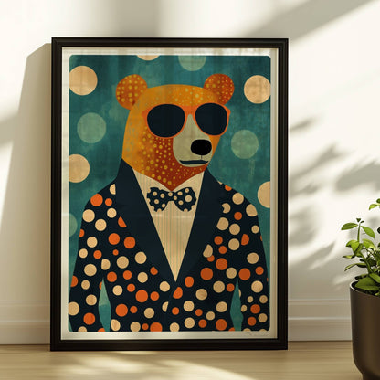Stylischer Bär im Anzug mit Sonnenbrille und Punkten, lustige Tierillustration für moderne Räume.. Rahmen schwarz 30x40