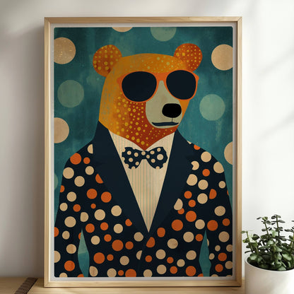 Stylischer Bär im Anzug mit Sonnenbrille und Punkten, lustige Tierillustration für moderne Räume.. Rahmen natur 50x70