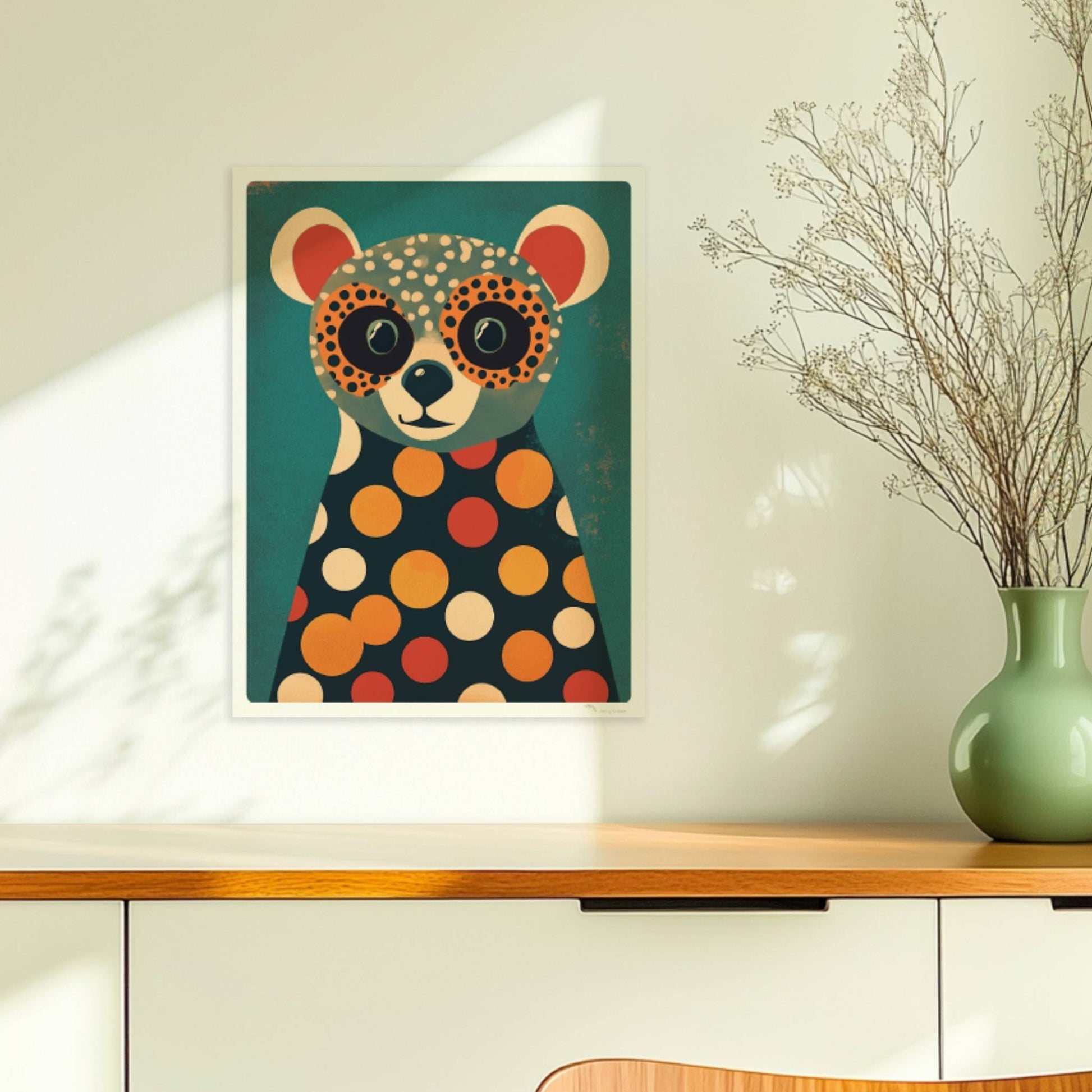 Bunter Bär mit großen Augen und Polka-Dot-Muster, verspielte Tierillustration für Kinderzimmer und moderne Wände.. Ohne Rahmen 30x40