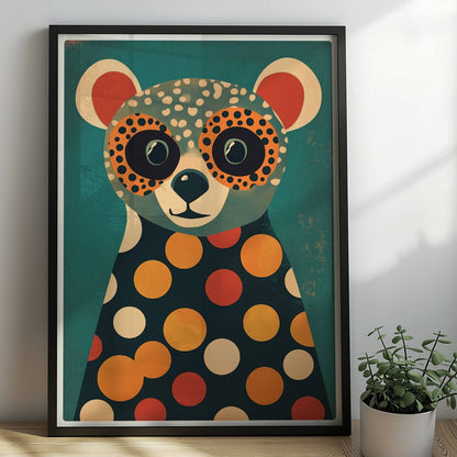 Bunter Bär mit großen Augen und Polka-Dot-Muster, verspielte Tierillustration für Kinderzimmer und moderne Wände.. Rahmen schwarz 50x70