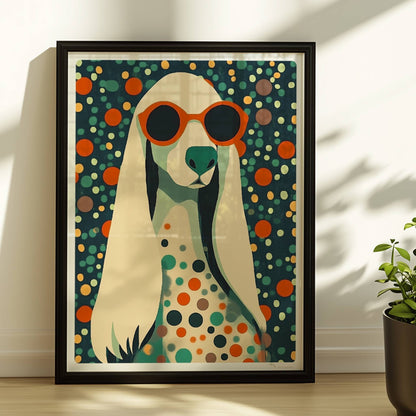 Langhaariger Hund mit Sonnenbrille und buntem Punktmuster, stilvolle Hundeillustration.. Rahmen schwarz 30x40
