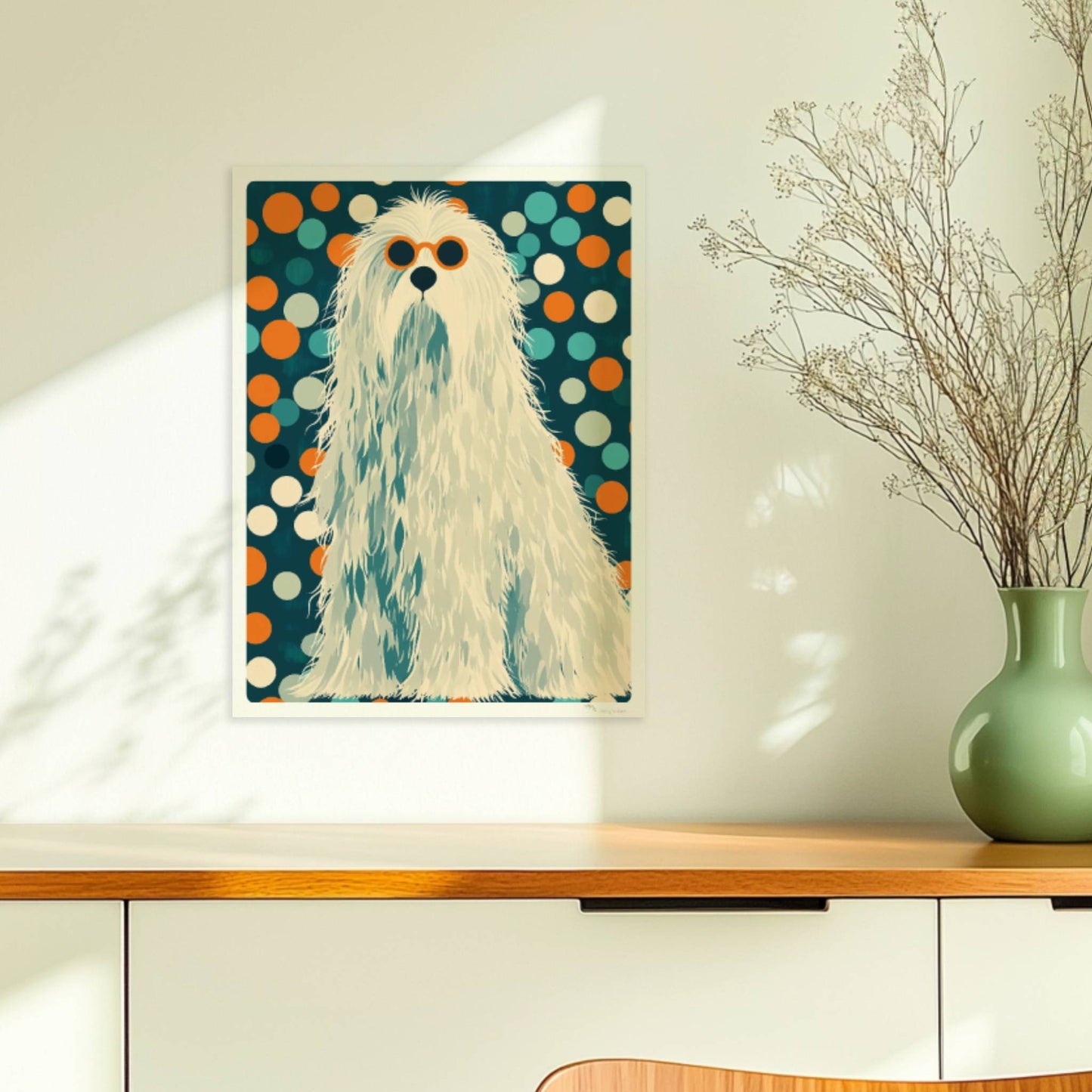 Langhaariger weißer Hund mit Sonnenbrille und buntem Punktmuster im Hintergrund, witziges Hundeillustration Poster.. Ohne Rahmen 30x40