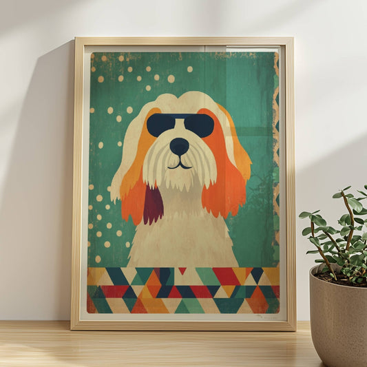 Weiß-orangefarbener Hund mit Sonnenbrille vor geometrischem Muster – stylisches Hundeillustration Poster.. Rahmen natur 30x40