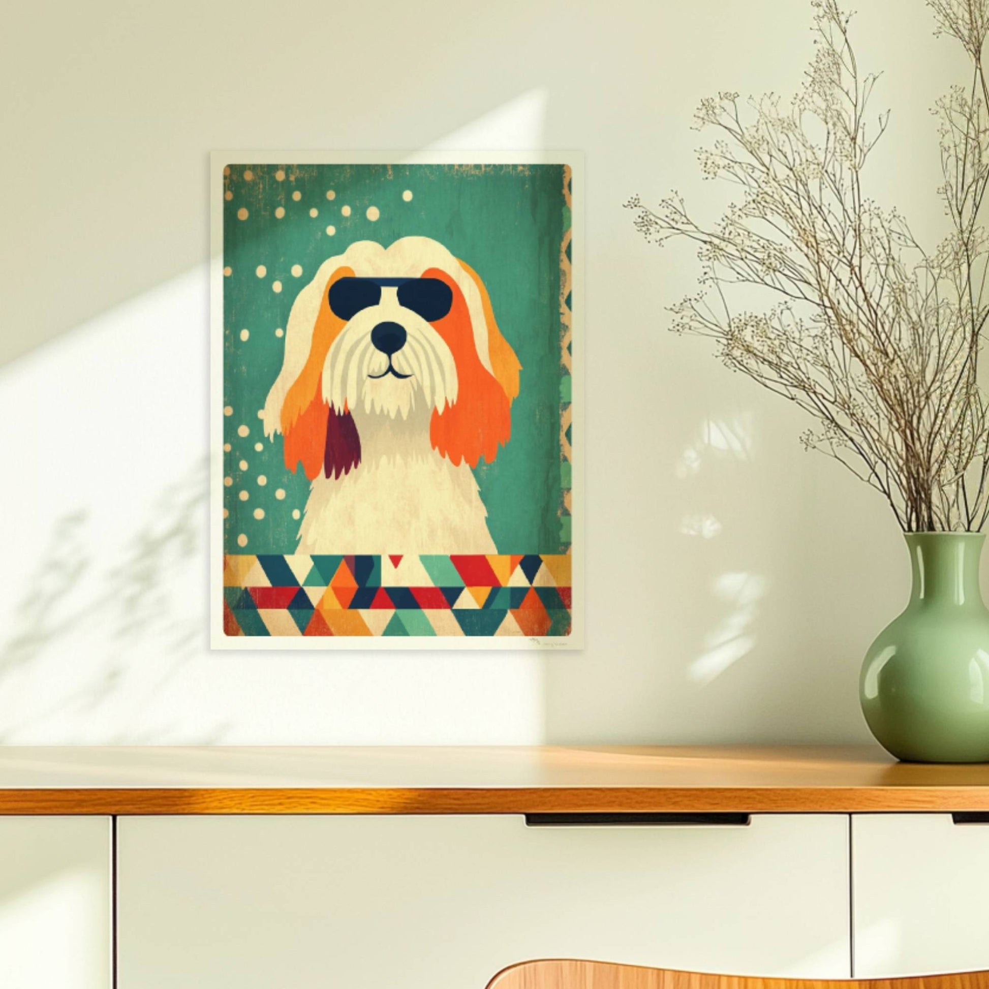 Weiß-orangefarbener Hund mit Sonnenbrille vor geometrischem Muster – stylisches Hundeillustration Poster.. Ohne Rahmen 30x40